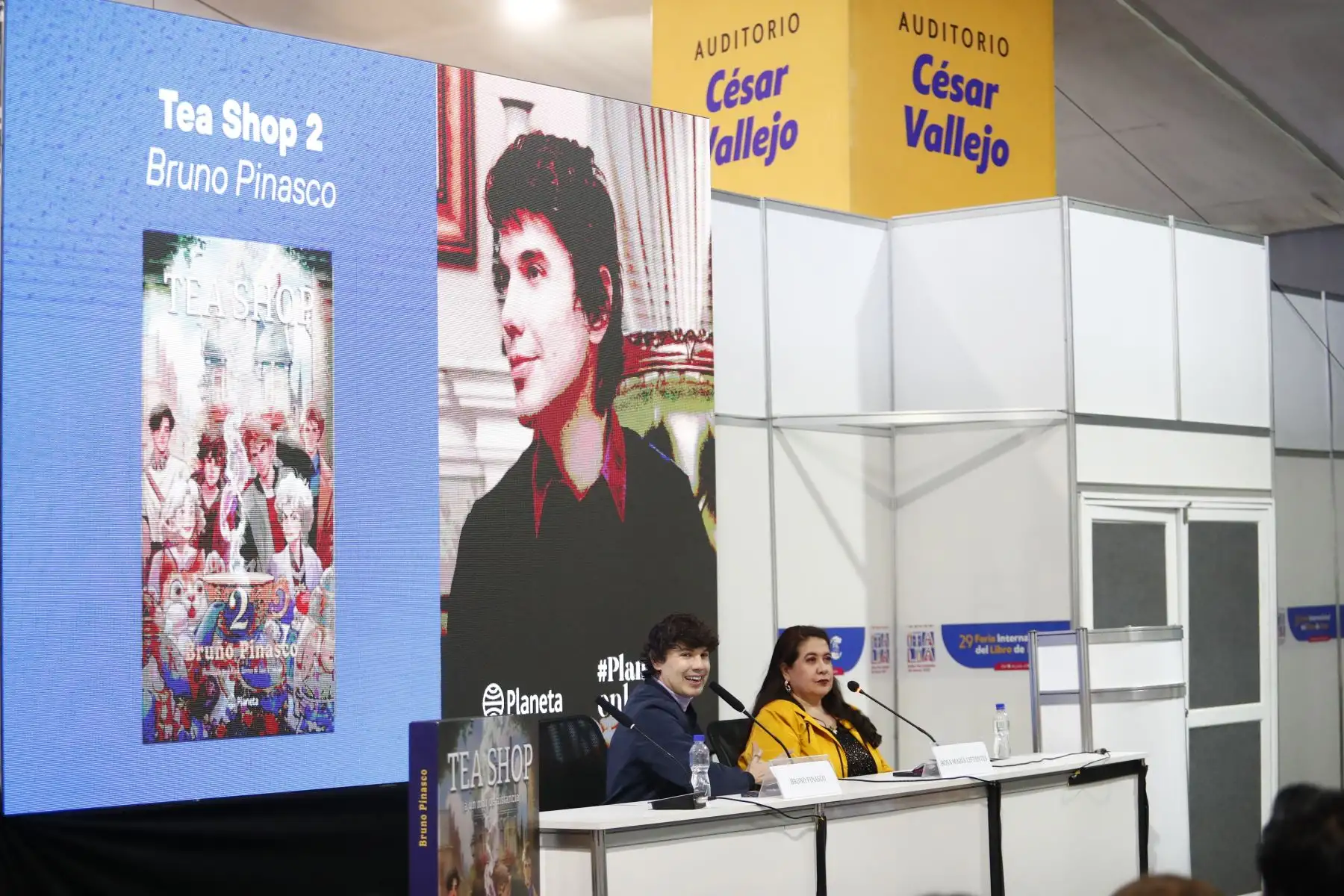 El conocido conductor de TV, Bruno Pinasco, presentó su nueva novela Tea Shop 2 en la Feria Internacional del Libro FIL Lima 2025. Se trata de la secuela de su primera novela Tea Shop, en la que se mezclan su pasión por el cine, la nostalgia y el romance juvenil. Foto: ANDINA/Daniel Bracamonte