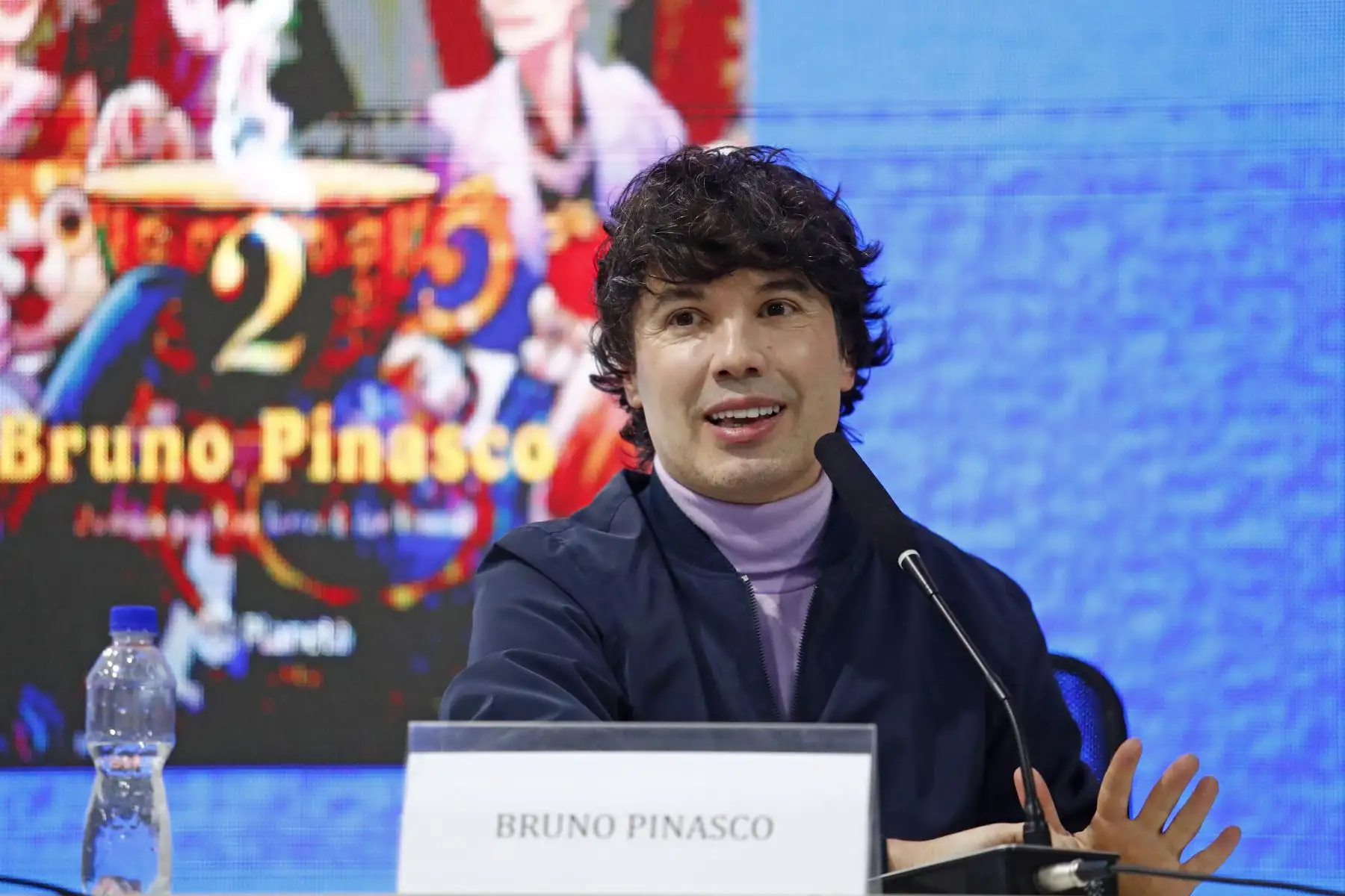El conocido conductor de TV, Bruno Pinasco, presentó su nueva novela Tea Shop 2 en la Feria Internacional del Libro FIL Lima 2025. Se trata de la secuela de su primera novela Tea Shop, en la que se mezclan su pasión por el cine, la nostalgia y el romance juvenil. Foto: ANDINA/Daniel Bracamonte