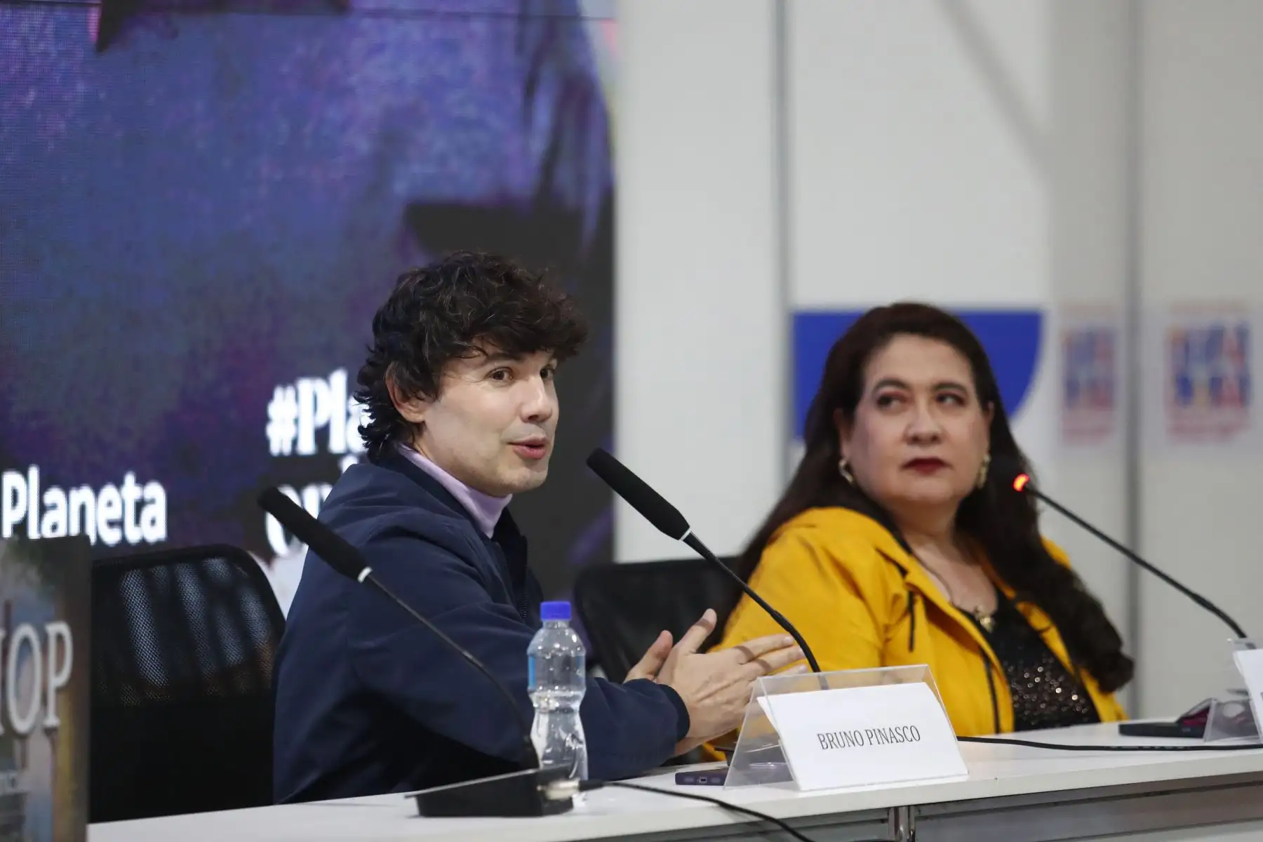 El conocido conductor de TV, Bruno Pinasco, presentó su nueva novela Tea Shop 2 en la Feria Internacional del Libro FIL Lima 2025. Se trata de la secuela de su primera novela Tea Shop, en la que se mezclan su pasión por el cine, la nostalgia y el romance juvenil. Foto: ANDINA/Daniel Bracamonte