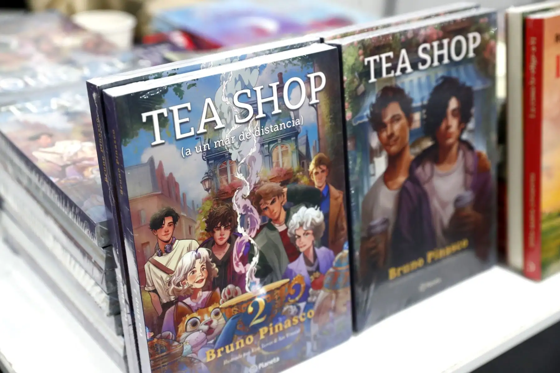 El conocido conductor de TV, Bruno Pinasco, presentó su nueva novela Tea Shop 2 en la Feria Internacional del Libro FIL Lima 2025. Se trata de la secuela de su primera novela Tea Shop, en la que se mezclan su pasión por el cine, la nostalgia y el romance juvenil. Foto: ANDINA/Daniel Bracamonte
