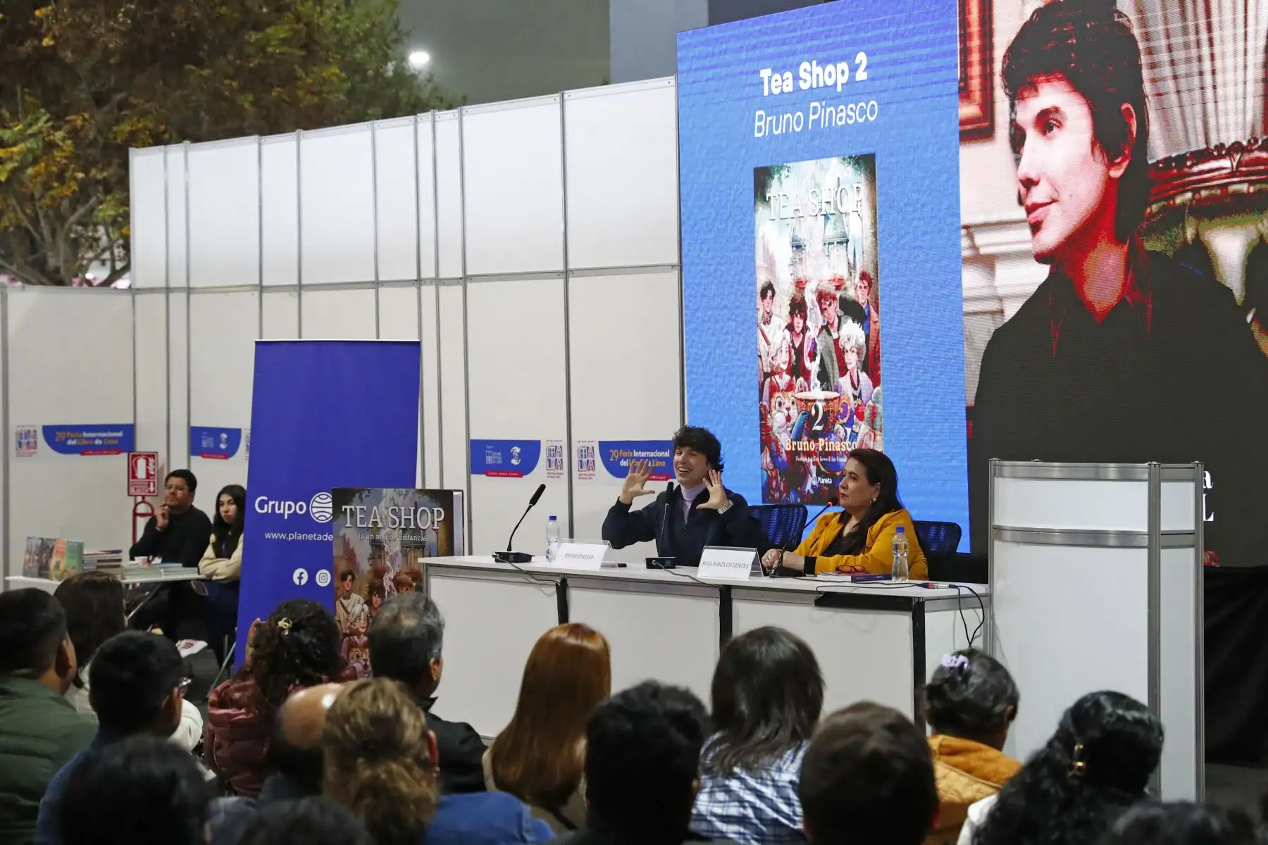 El conocido conductor de TV, Bruno Pinasco, presentó su nueva novela Tea Shop 2 en la Feria Internacional del Libro FIL Lima 2025. Se trata de la secuela de su primera novela Tea Shop, en la que se mezclan su pasión por el cine, la nostalgia y el romance juvenil. Foto: ANDINA/Daniel Bracamonte