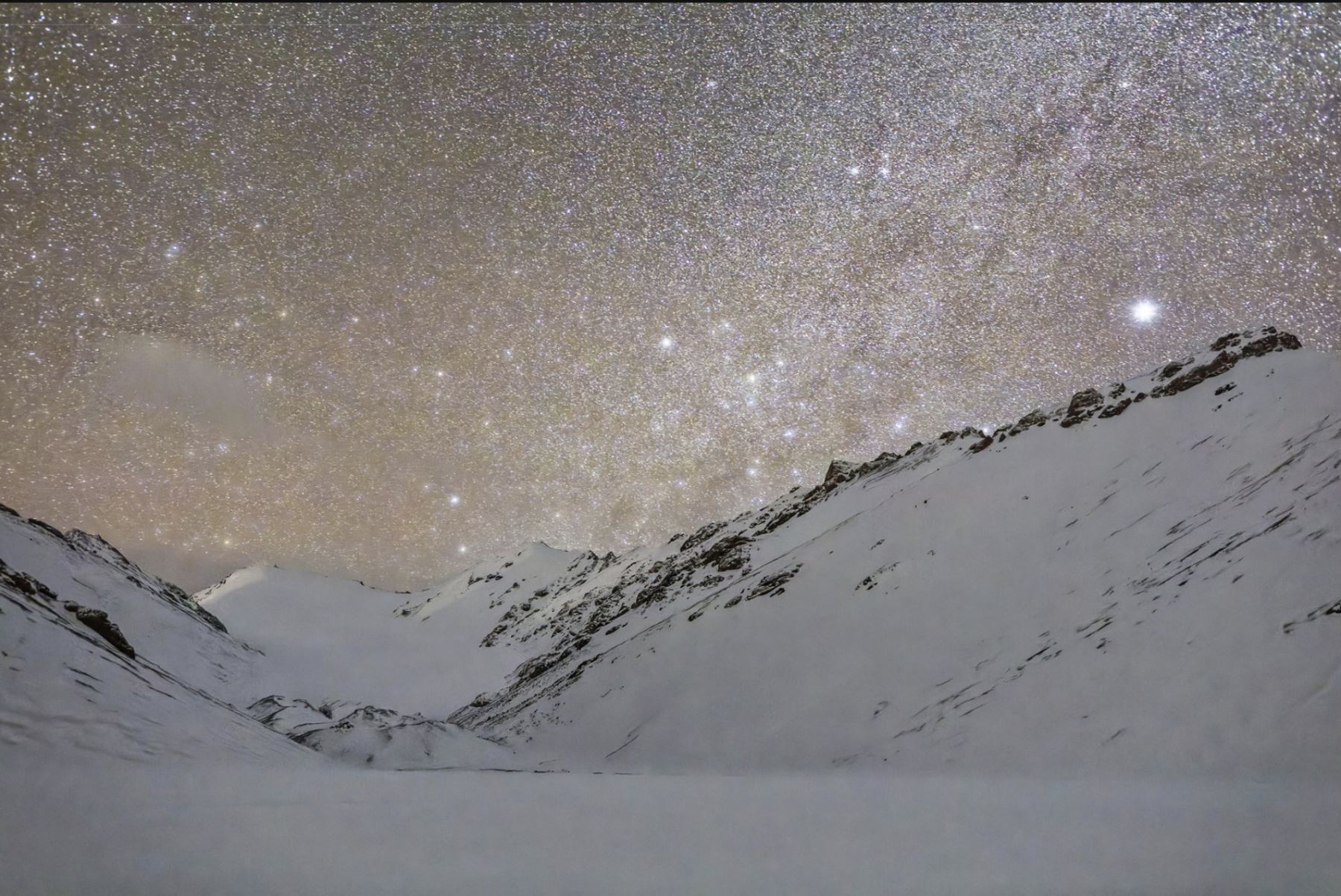 28 de octubre de 2021
El glaciar Zapadnyy Suek
en Naryn, Kirguistán, es el nacimiento del río Naryn,
que a su vez desemboca en el río Sir Daria. El Sir Daria bordea Uzbekistán
y fluye a través de Kazajistán hacia lo que queda del mar de Aral. Foto: World Press Photo (Anush Babajanyan)