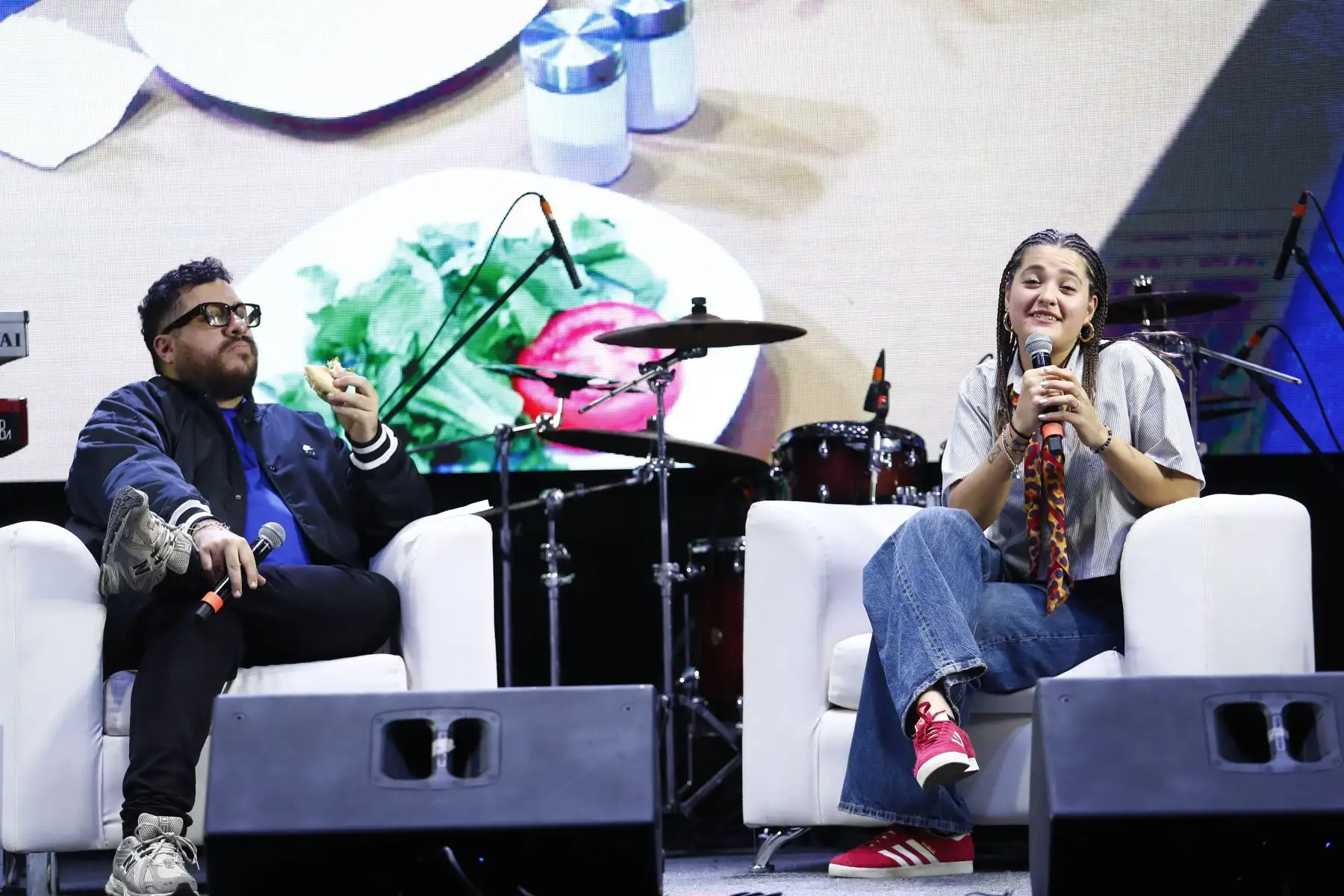 La joven influencer peruana de gastronomía, María José Vigil, presentó su primer libro "Majo con Sabor" en la Feria Internacional del Libro FIL Lima 2025, acompañada del otrora influencer gastronómico Cholo Mena. Se trata de un libro de recetas prácticas de cocina y fáciles de preparar. Foto: ANDINA/Daniel Bracamonte