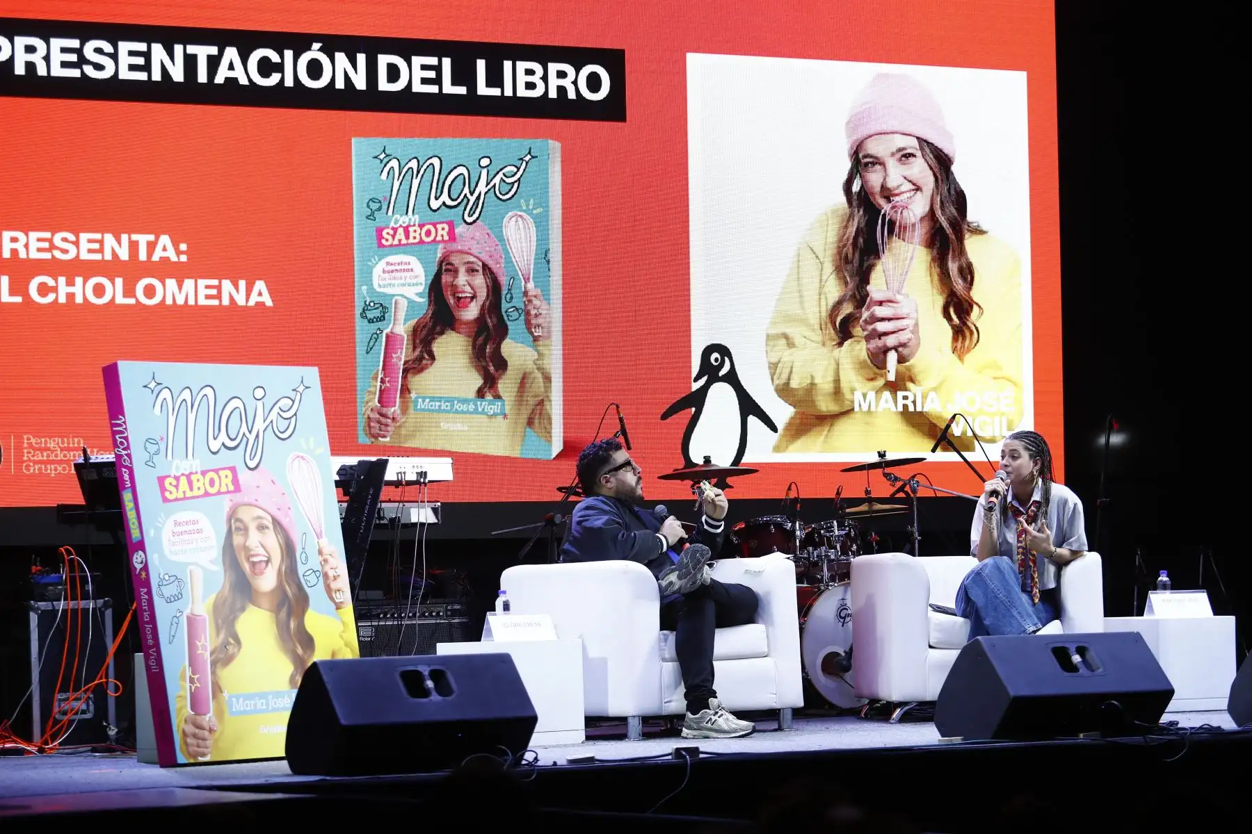 La joven influencer peruana de gastronomía, María José Vigil, presentó su primer libro "Majo con Sabor" en la Feria Internacional del Libro FIL Lima 2025, acompañada del otrora influencer gastronómico Cholo Mena. Se trata de un libro de recetas prácticas de cocina y fáciles de preparar. Foto: ANDINA/Daniel Bracamonte