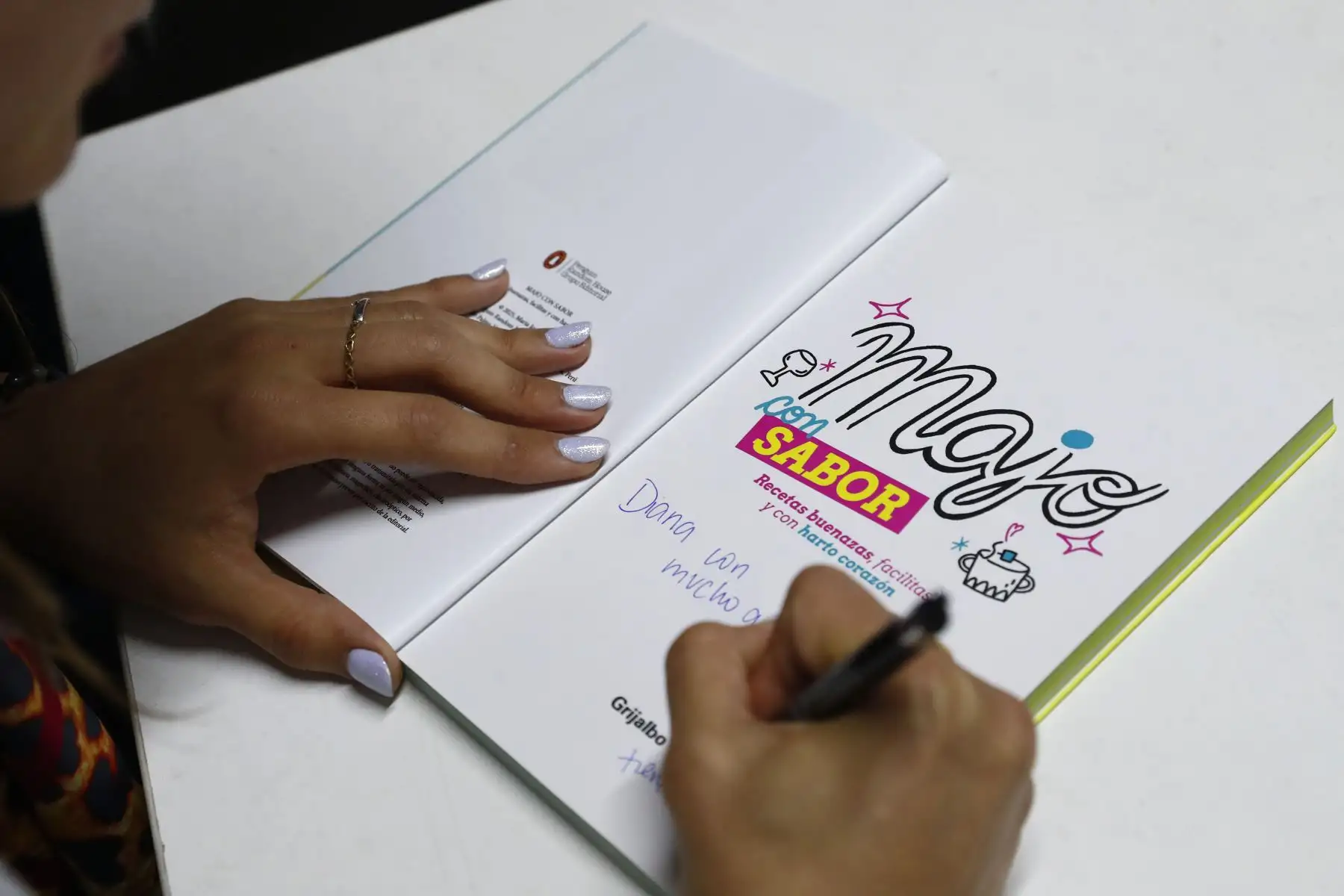 La joven influencer peruana de gastronomía, María José Vigil, presentó su primer libro "Majo con Sabor" en la Feria Internacional del Libro FIL Lima 2025, acompañada del otrora influencer gastronómico Cholo Mena. Se trata de un libro de recetas prácticas de cocina y fáciles de preparar. Foto: ANDINA/Daniel Bracamonte