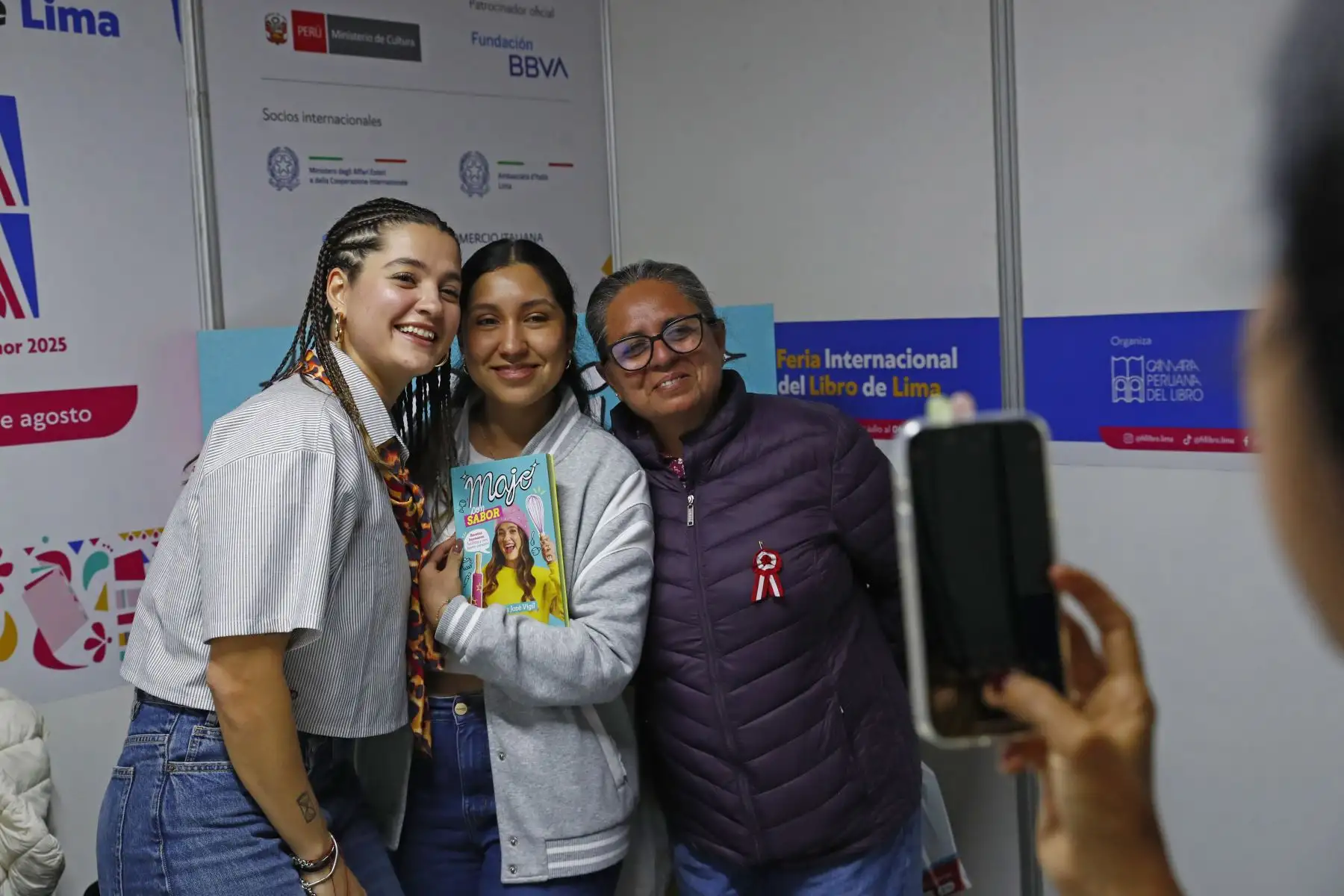 La joven influencer peruana de gastronomía, María José Vigil, presentó su primer libro "Majo con Sabor" en la Feria Internacional del Libro FIL Lima 2025. Se trata de un libro de recetas prácticas de cocina y fáciles de preparar. Foto: ANDINA/Daniel Bracamonte
