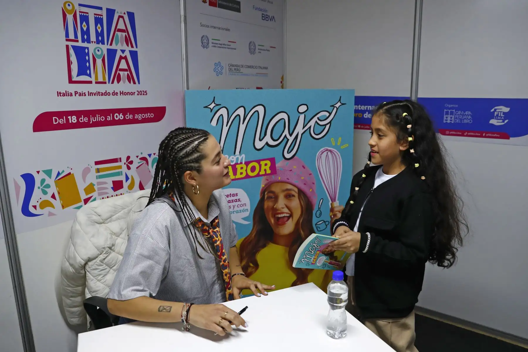 La joven influencer peruana de gastronomía, María José Vigil, presentó su primer libro "Majo con Sabor" en la Feria Internacional del Libro FIL Lima 2025. Se trata de un libro de recetas prácticas de cocina y fáciles de preparar. Foto: ANDINA/Daniel Bracamonte