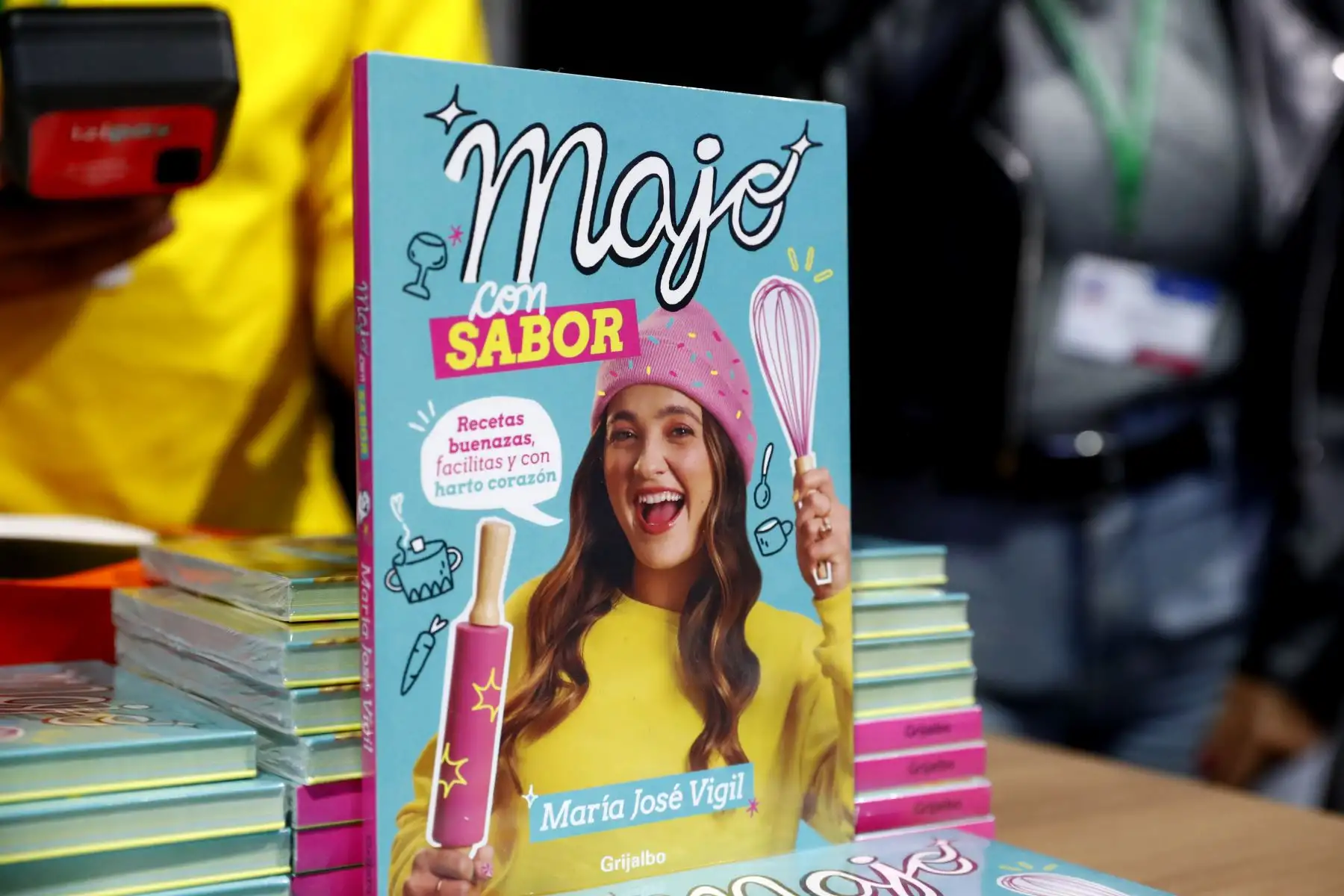 La joven influencer peruana de gastronomía, María José Vigil, presentó su primer libro "Majo con Sabor" en la Feria Internacional del Libro FIL Lima 2025. Se trata de un libro de recetas prácticas de cocina y fáciles de preparar. Foto: ANDINA/Daniel Bracamonte