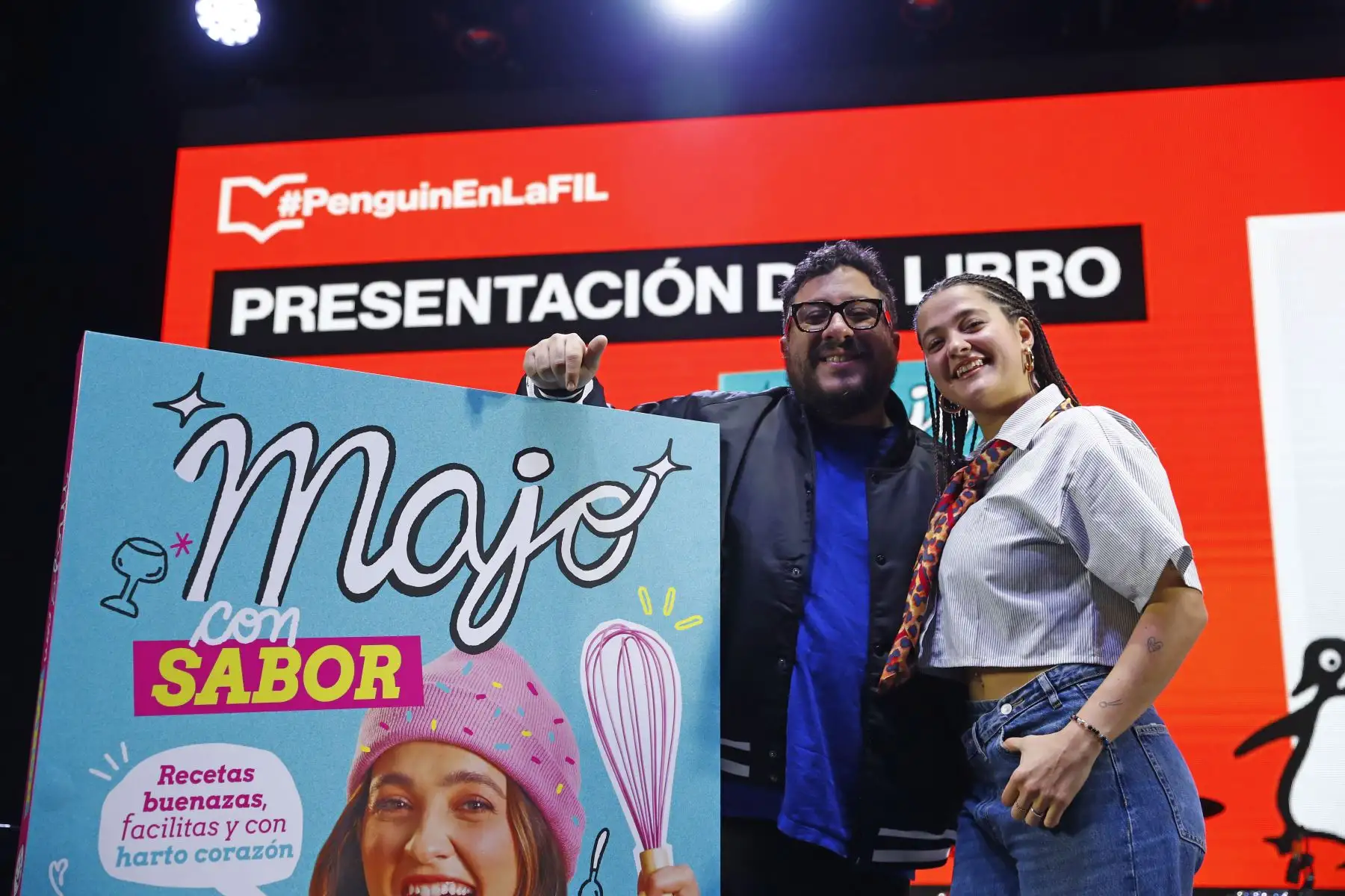La joven influencer peruana de gastronomía, María José Vigil, presentó su primer libro "Majo con Sabor" en la Feria Internacional del Libro FIL Lima 2025, acompañada del otrora influencer gastronómico Cholo Mena. Se trata de un libro de recetas prácticas de cocina y fáciles de preparar. Foto: ANDINA/Daniel Bracamonte