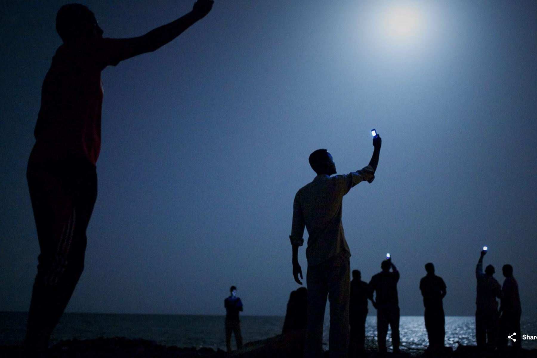 26 de febrero de 2013

Migrantes africanos en la costa de la ciudad de Yibuti por la noche levantan sus teléfonos para intentar captar una señal barata de la vecina Somalia, un tenue vínculo con sus familiares en el extranjero. Foto: World Press Photo (John Stanmeyer)