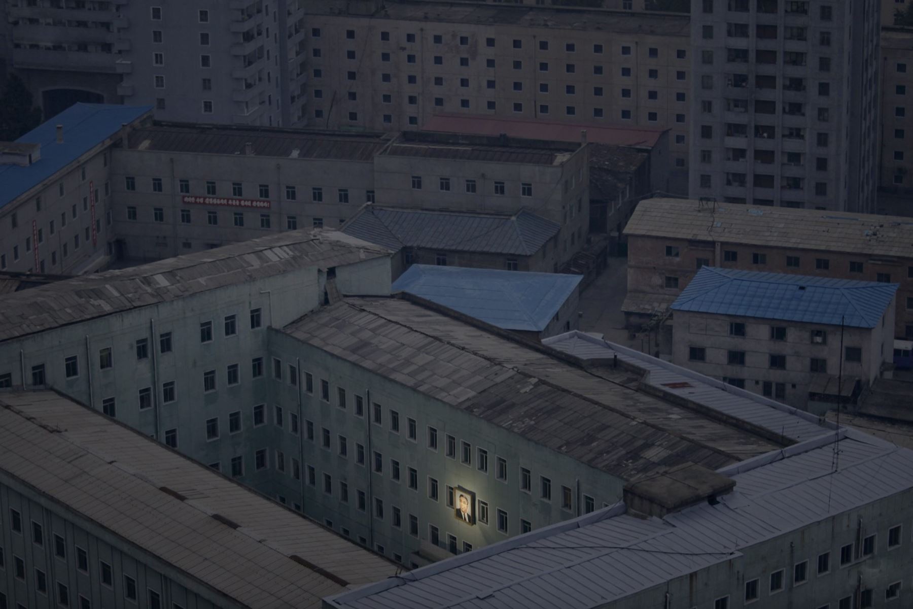 5 de octubre de 2011

Un retrato del fundador de Corea del Norte, Kim Il-sung, decora un edificio en Pyongyang, la capital del país. Foto: World Press Photo (Damir Sagolj)