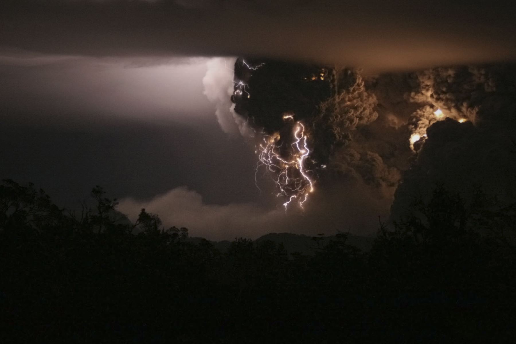 2 de mayo de 2008

Descargas eléctricas provocadas por el calor de las columnas de ceniza iluminan el cielo nocturno sobre el volcán Chaitén. El volcán entró en erupción a principios de mayo, por primera vez en 9.400 años. Las cenizas que emanaban del cráter eran visibles desde unos 200 km de distancia e incluso causaron perturbaciones en la vecina Argentina. Miles de personas fueron evacuadas de la zona circundante, con relativamente pocas víctimas. Foto: World Press Photo (Carlos Gutiérrez)