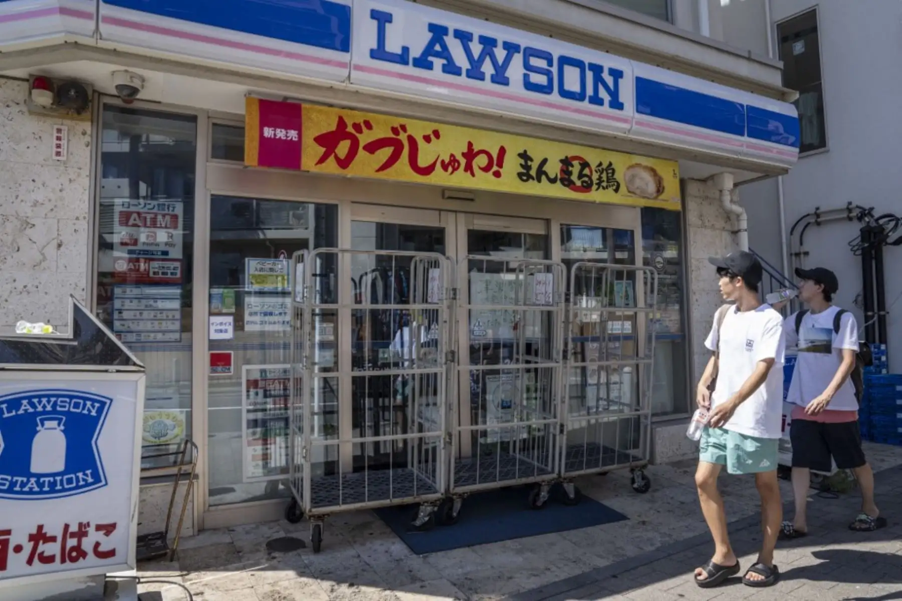 Además, más de 1.9 millones de personas de 21 prefecturas niponas de la costa del Pacífico del país recibieron avisos de evacuación del nivel 4 sobre 5, que llaman a "evacuar de zonas peligrosas" como las próximas al mar y desembocaduras de ríos "tan pronto como sea posible antes de que la situación empeore". Foto: AFP