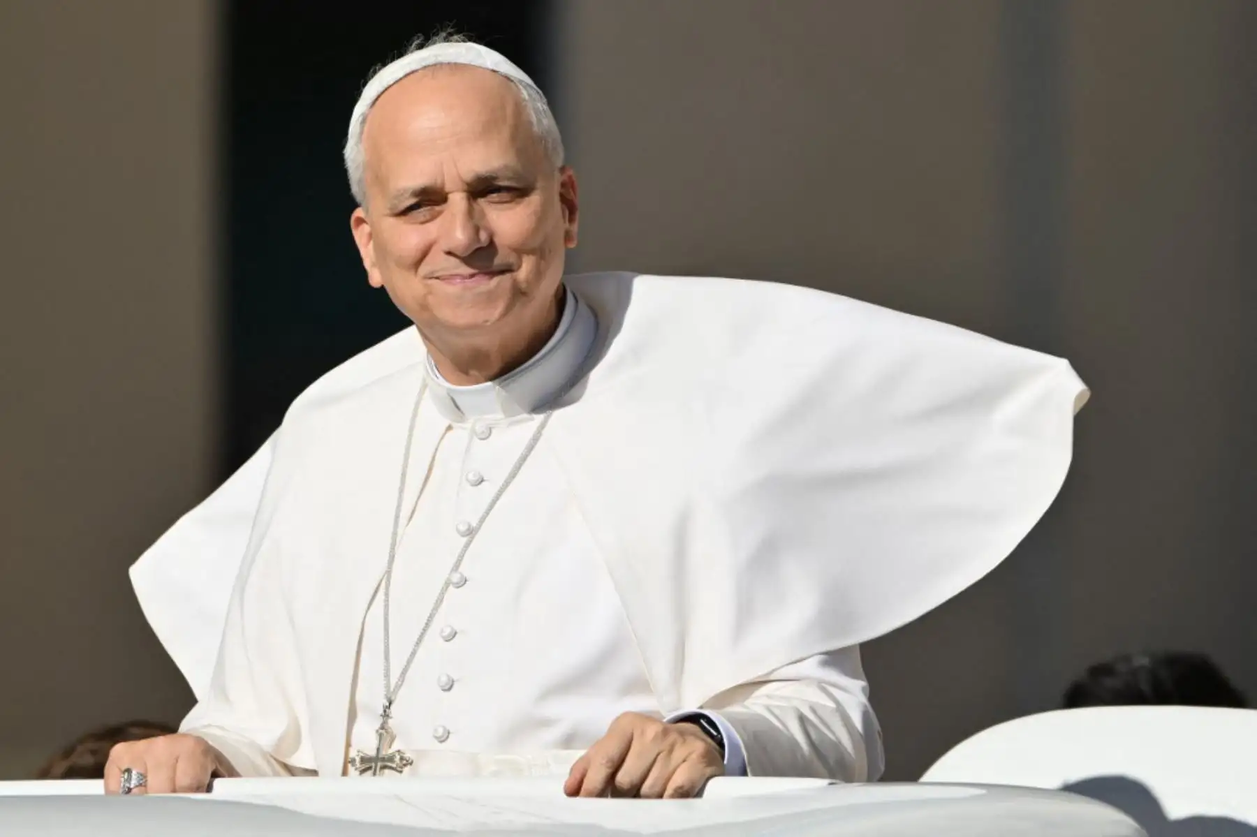 El papa León XIV llega a la audiencia general semanal en la plaza de San Pedro del Vaticano el 30 de julio de 2025. Foto: ANDINA/AFP