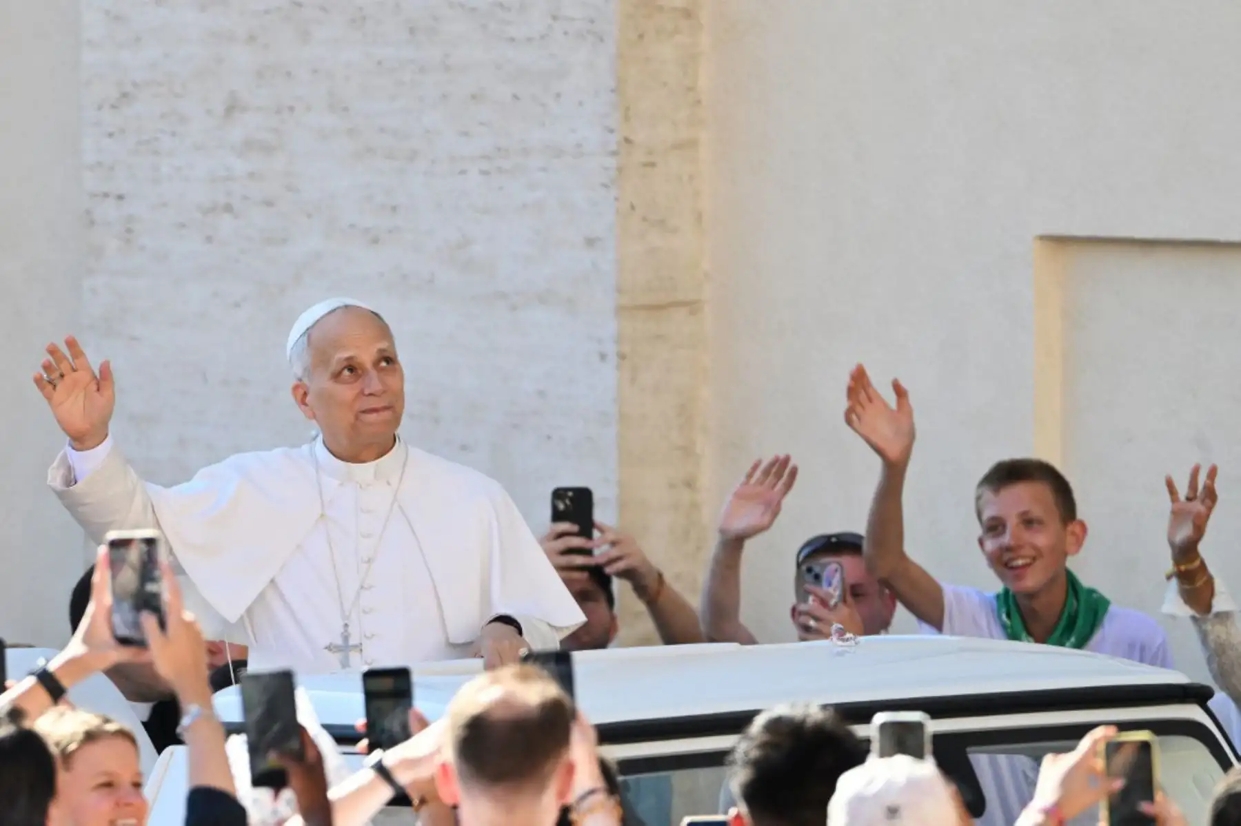 El papa León XIV saluda a su llegada a la audiencia general semanal en la plaza de San Pedro del Vaticano el 30 de julio de 2025. Foto: ANDINA/AFP