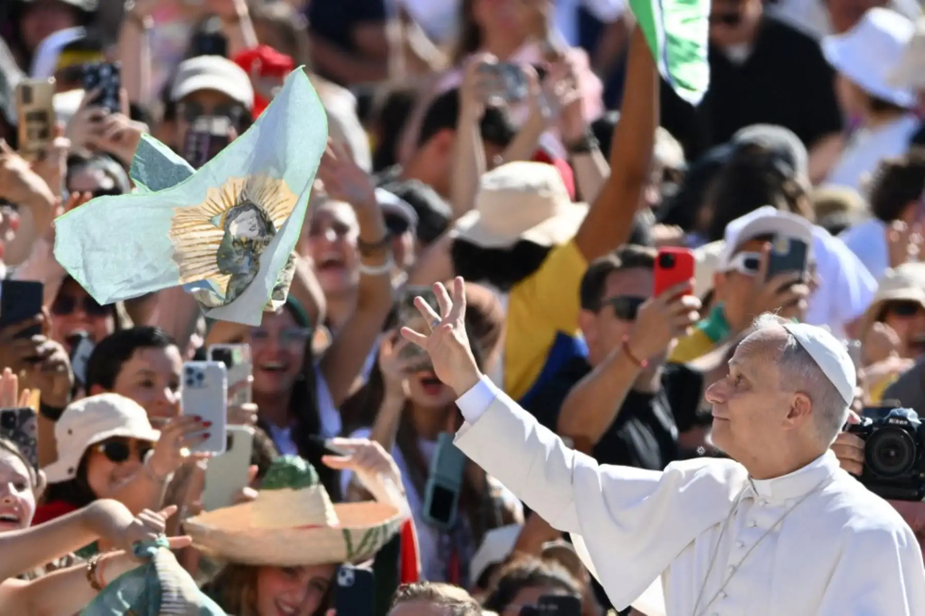 El papa León XIV saluda a su llegada a la audiencia general semanal en la plaza de San Pedro del Vaticano el 30 de julio de 2025. Foto: ANDINA/AFP