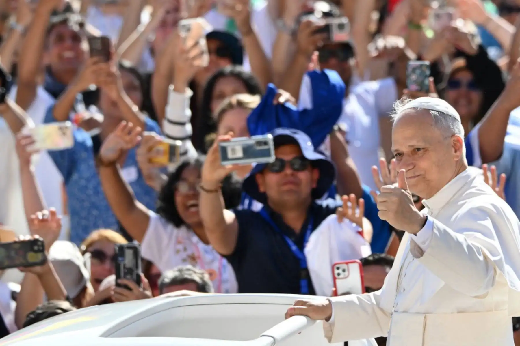 El papa León XIV saluda a su llegada a la audiencia general semanal en la plaza de San Pedro del Vaticano el 30 de julio de 2025. Foto: ANDINA/AFP