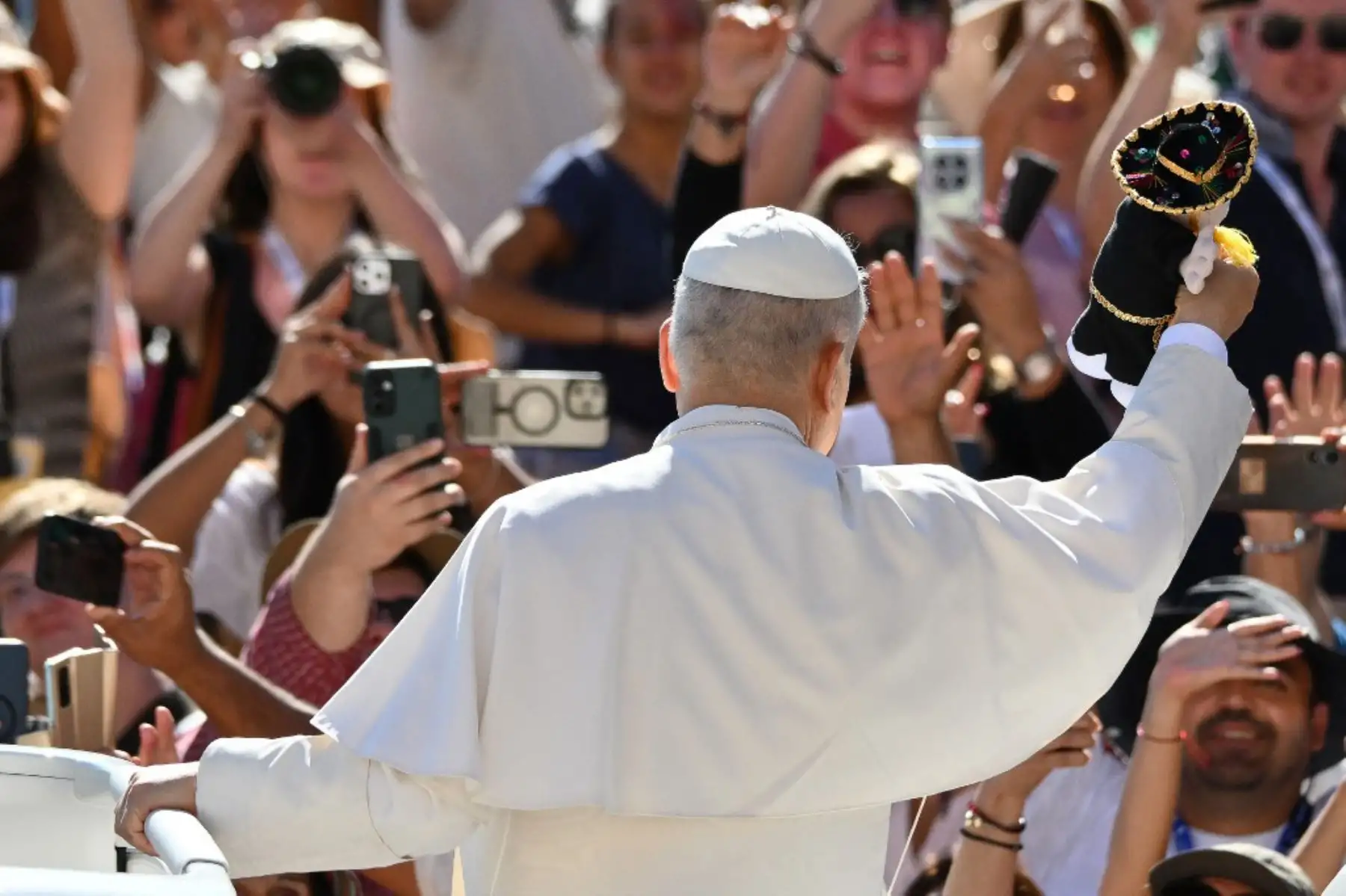 El papa León XIV llega a la audiencia general semanal en la plaza de San Pedro del Vaticano el 30 de julio de 2025. Foto: ANDINA/AFP