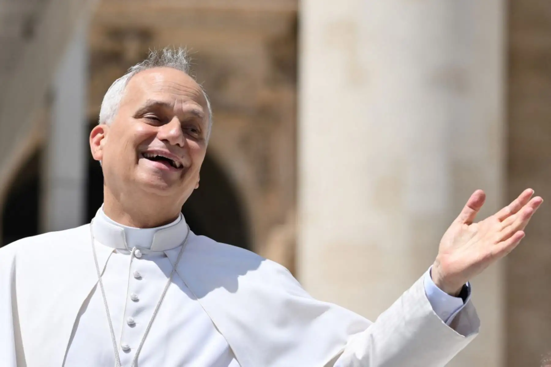 El papa León XIV saluda a su llegada a la audiencia general semanal en la plaza de San Pedro del Vaticano el 30 de julio de 2025. Foto: ANDINA/AFP