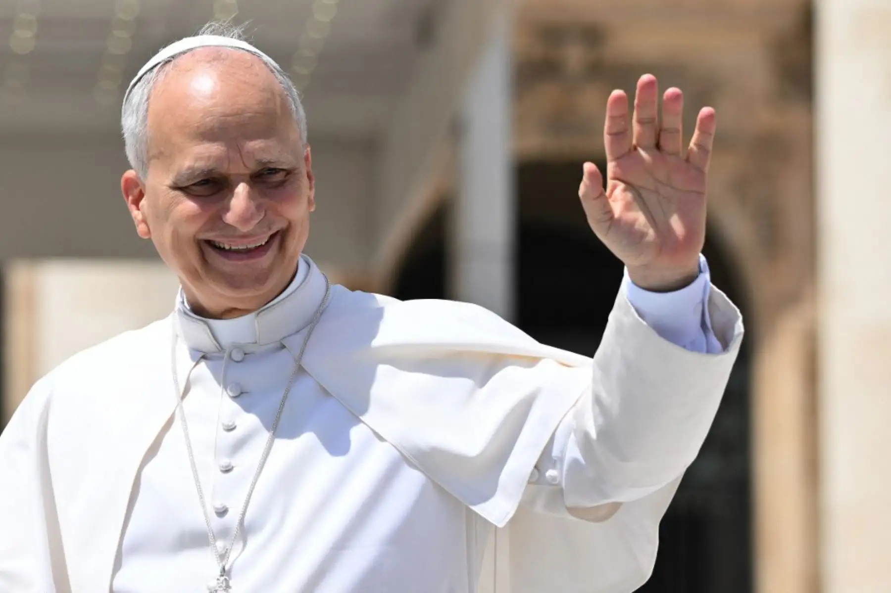El papa León XIV saluda al final de una audiencia general en la plaza de San Pedro del Vaticano el 30 de julio de 2025. Foto: ANDINA/AFP