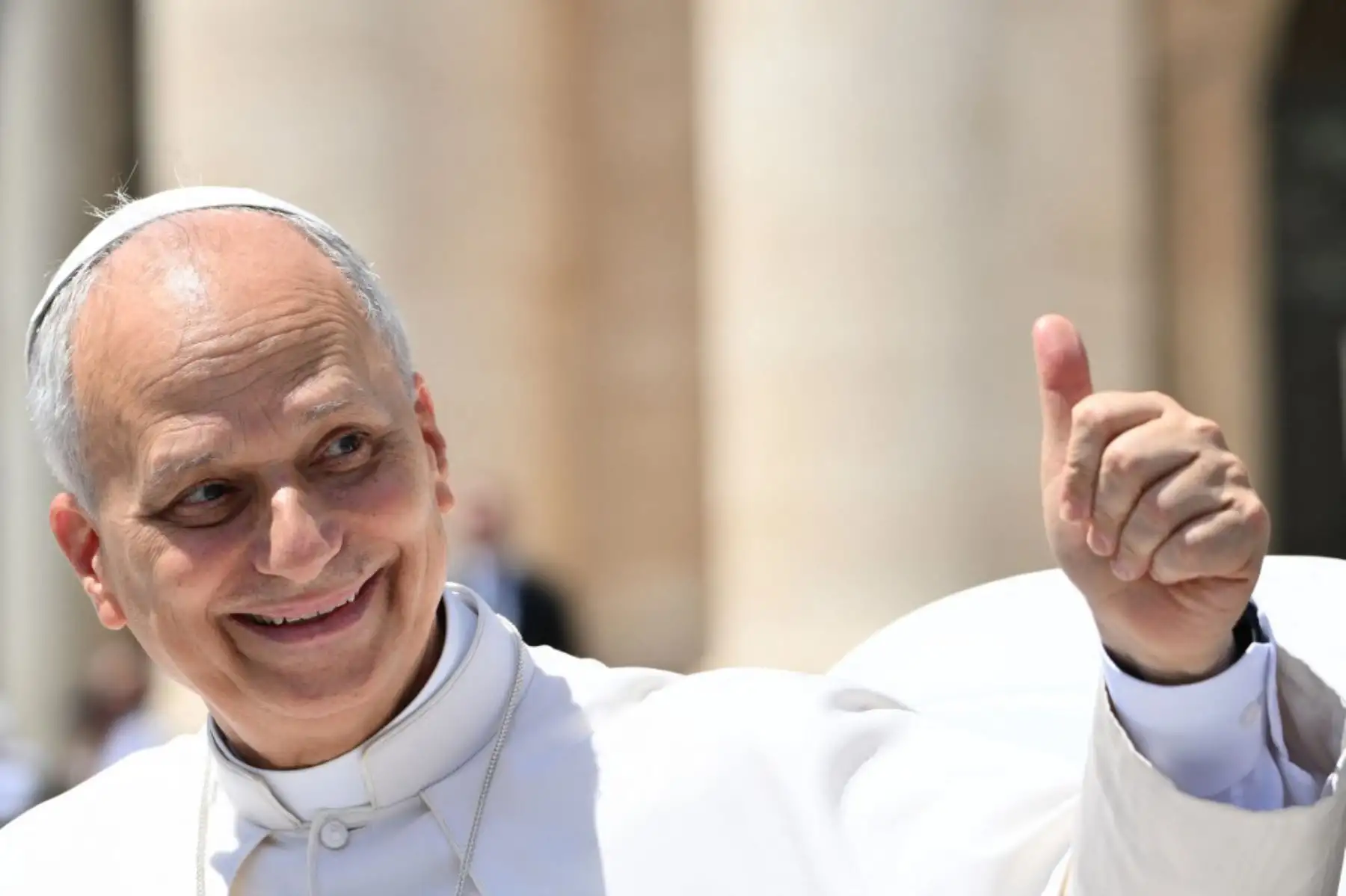 El papa León XIV hace un gesto al final de una audiencia general en la plaza de San Pedro del Vaticano el 30 de julio de 2025. Foto: ANDINA/AFP