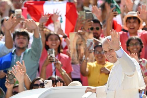 El papa León XIV saluda a su llegada a la audiencia general semanal en la plaza de San Pedro del Vaticano