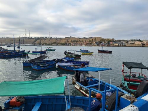Vista del puerto de Paita (Piura) a esta hora de la mañana. La Capitanía de Puerto de Paita dispuso el cierre total por la alerta de tsunami emitida por la Marina de Guerra del Perú. A Paita se espera que el tren de olas arribe a las 10:16 horas.