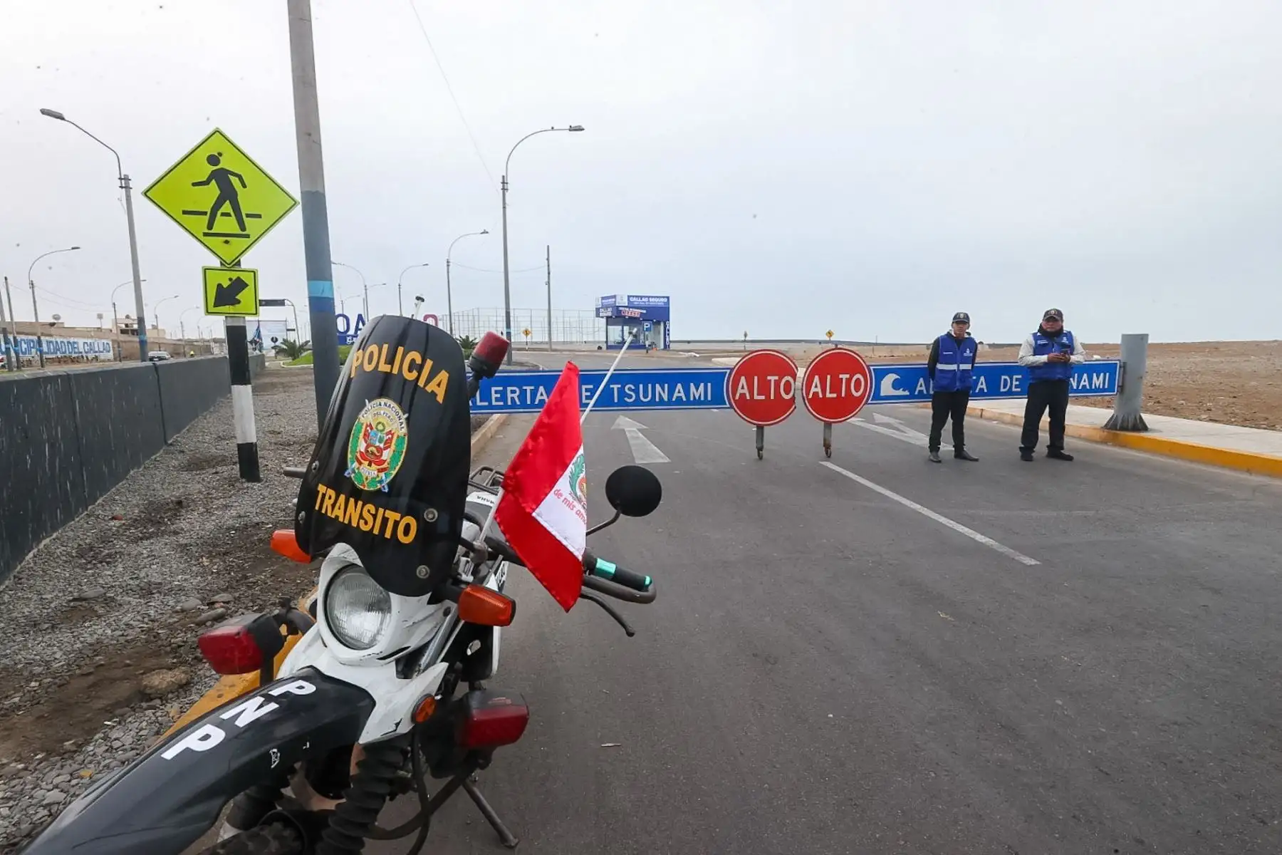 Como medida preventiva, la Marina recomendó a las autoridades locales iniciar evacuaciones con tres horas de anticipación y pidió a la población costera seguir los planes de evacuación establecidos por sus municipios.

Foto: ANDINA/Juan Carlos Guzmán Negrini
