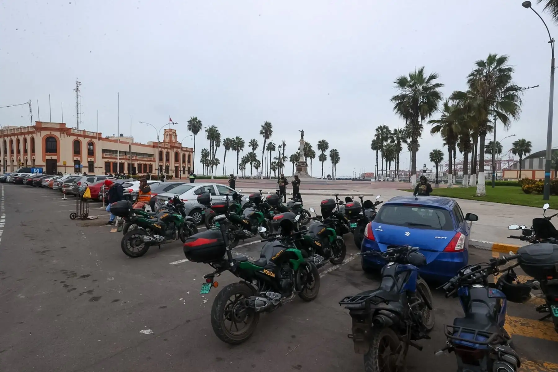 La Policía Nacional y personal del serenazgo del Callao bloquearon todos los accesos a la costa ante amenaza de Tsunami

Foto: ANDINA/Juan Carlos Guzmán Negrini
