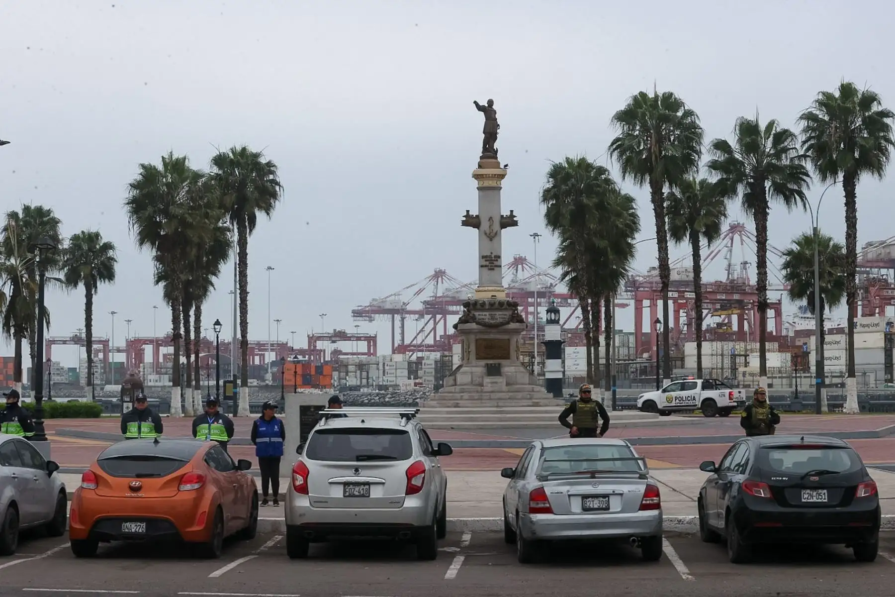 La Policía Nacional y personal del serenazgo del Callao bloquearon todos los accesos a la costa ante amenaza de Tsunami

Foto: ANDINA/Juan Carlos Guzmán Negrini