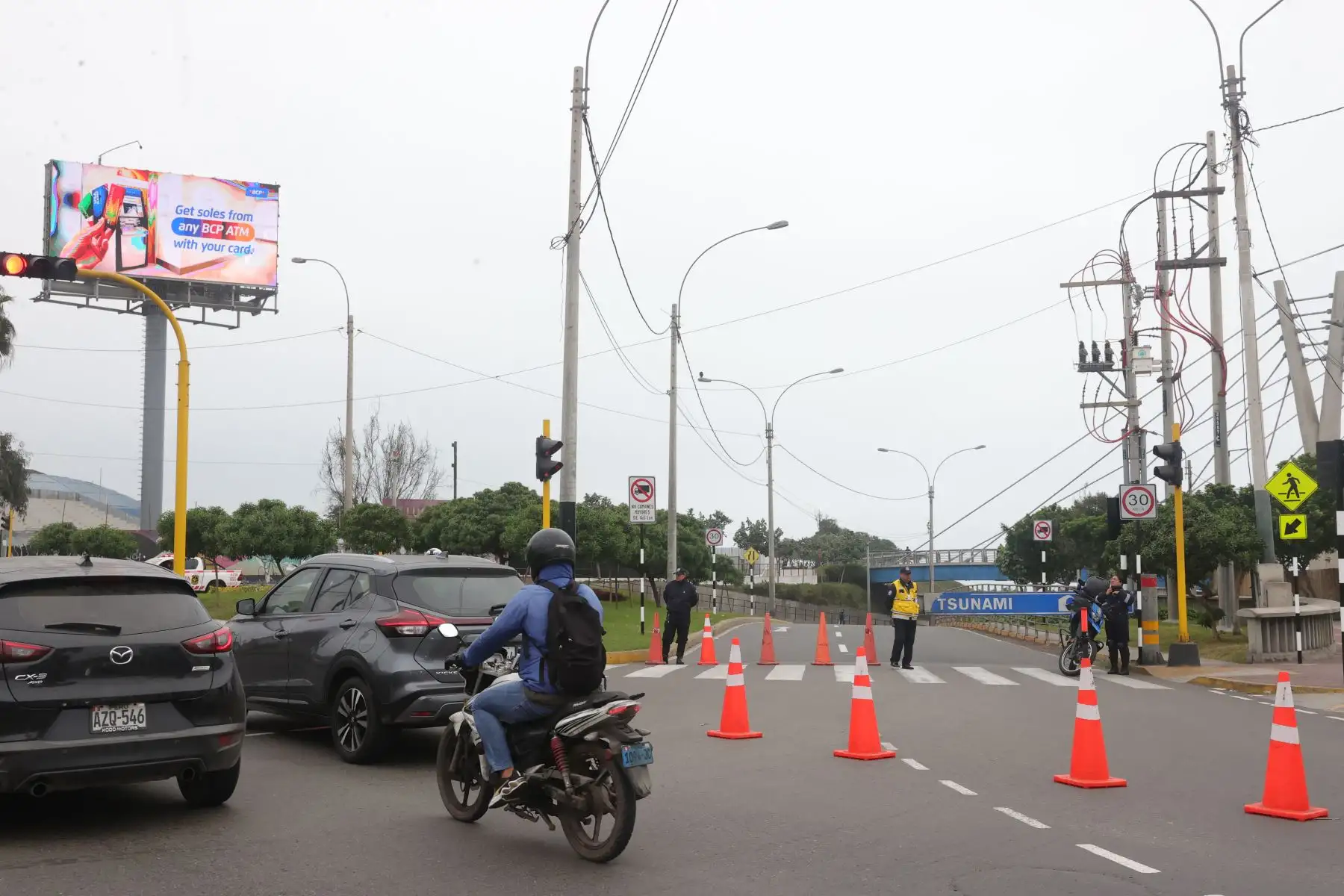 Municipalidad de San Isidro cierra entrada a la Costa Verde en prevención por la alerta de tsunami tras el terremoto de 8.7 grados ocurrido ayer en Kamchatka Rusia. Foto: ANDINA/Melina Mejía
