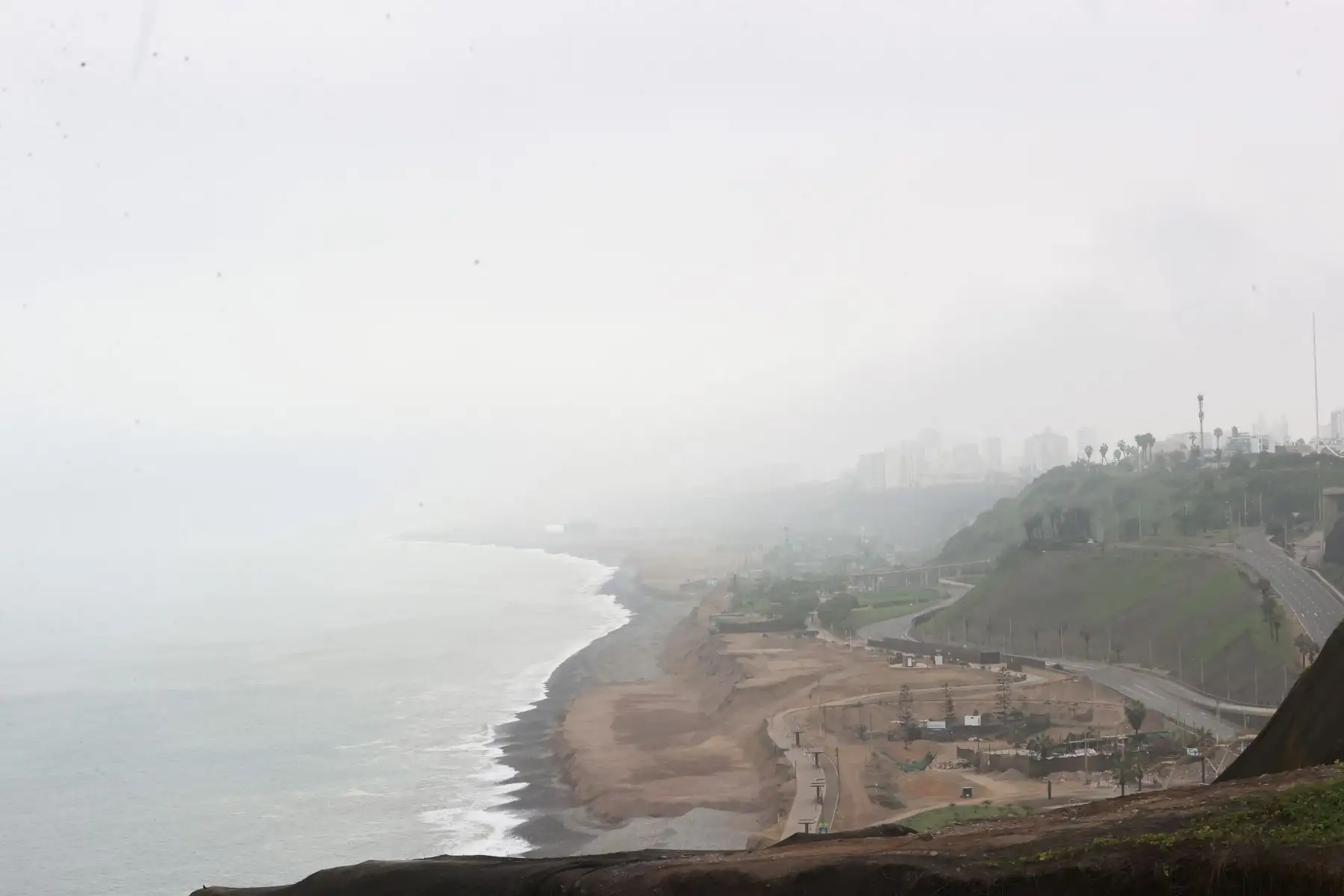 Alerta de tsunami en la costa peruana tras el terremoto de 8.7 grados ocurrido ayer en Kamchatka Rusia. Vista del litoral Limeño, vista desde el distrito de Miraflores. Foto: ANDINA/Melina Mejía