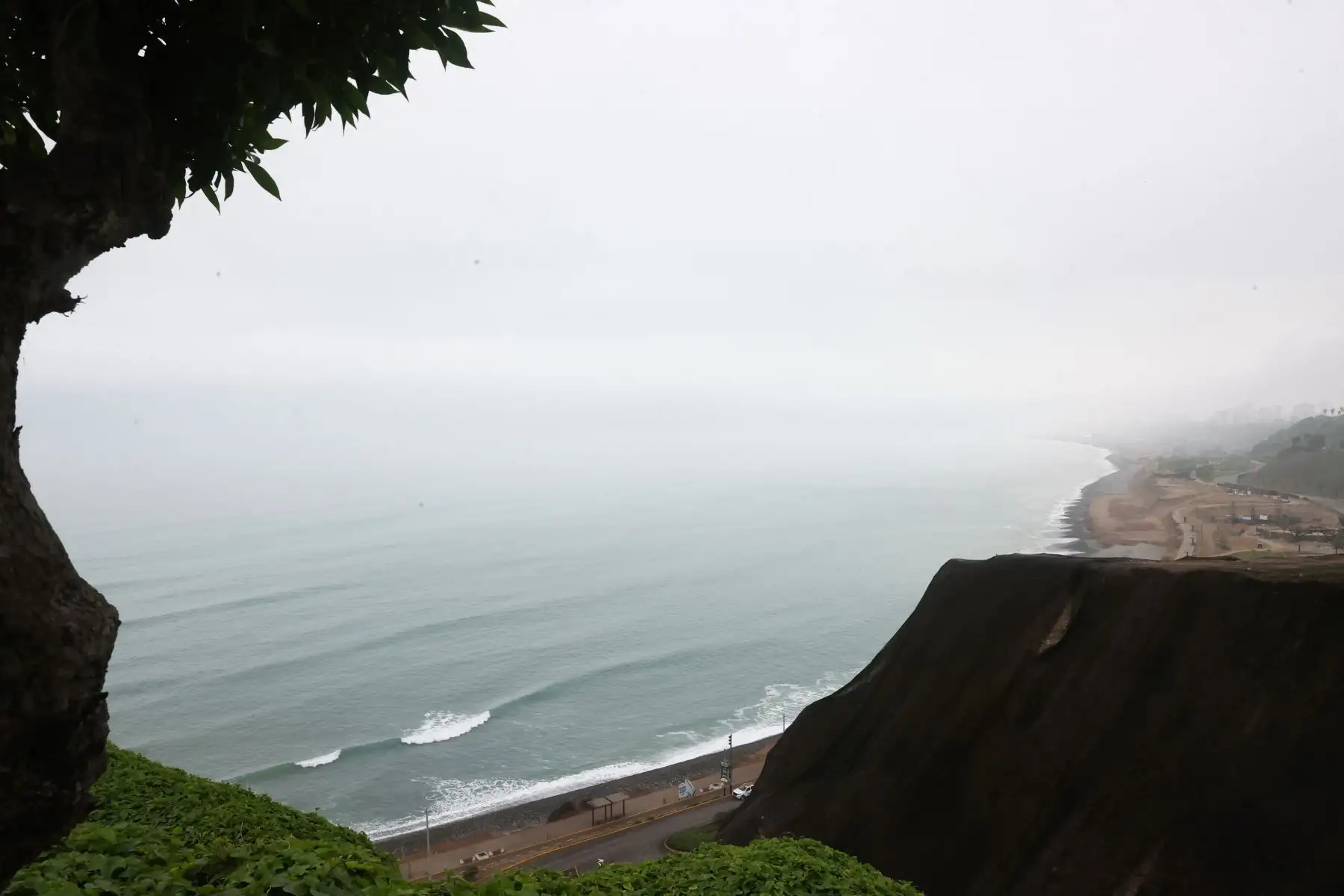 Alerta de tsunami en la costa peruana tras el terremoto de 8.7 grados ocurrido ayer en Kamchatka Rusia. Vista del litoral Limeño, vista desde el distrito de Miraflores. Foto: ANDINA/Melina Mejía