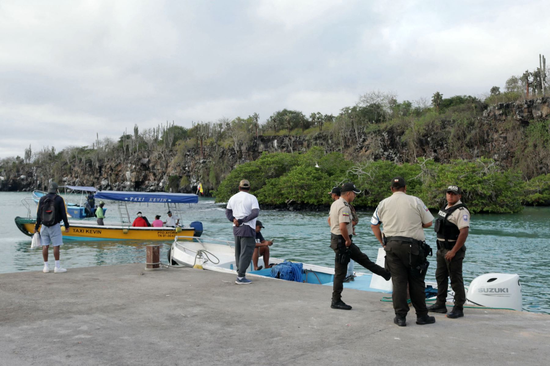 Agentes de policía esperan la llegada de turistas que se encontraban a bordo de embarcaciones y fueron evacuados debido a una alerta de tsunami en Puerto Ayora, Isla Santa Cruz, Galápagos, Ecuador.
Foto: AFP
