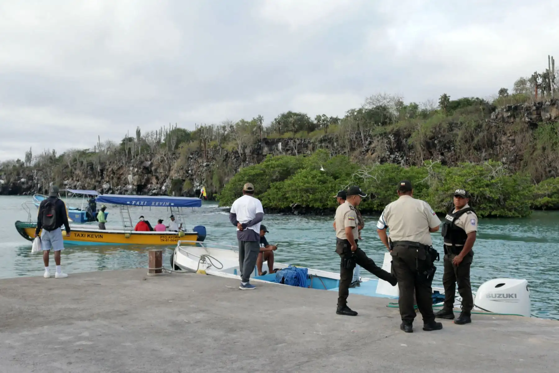 Agentes de policía esperan la llegada de turistas que se encontraban a bordo de embarcaciones y fueron evacuados debido a una alerta de tsunami en Puerto Ayora, Isla Santa Cruz, Galápagos, Ecuador.
Foto: AFP