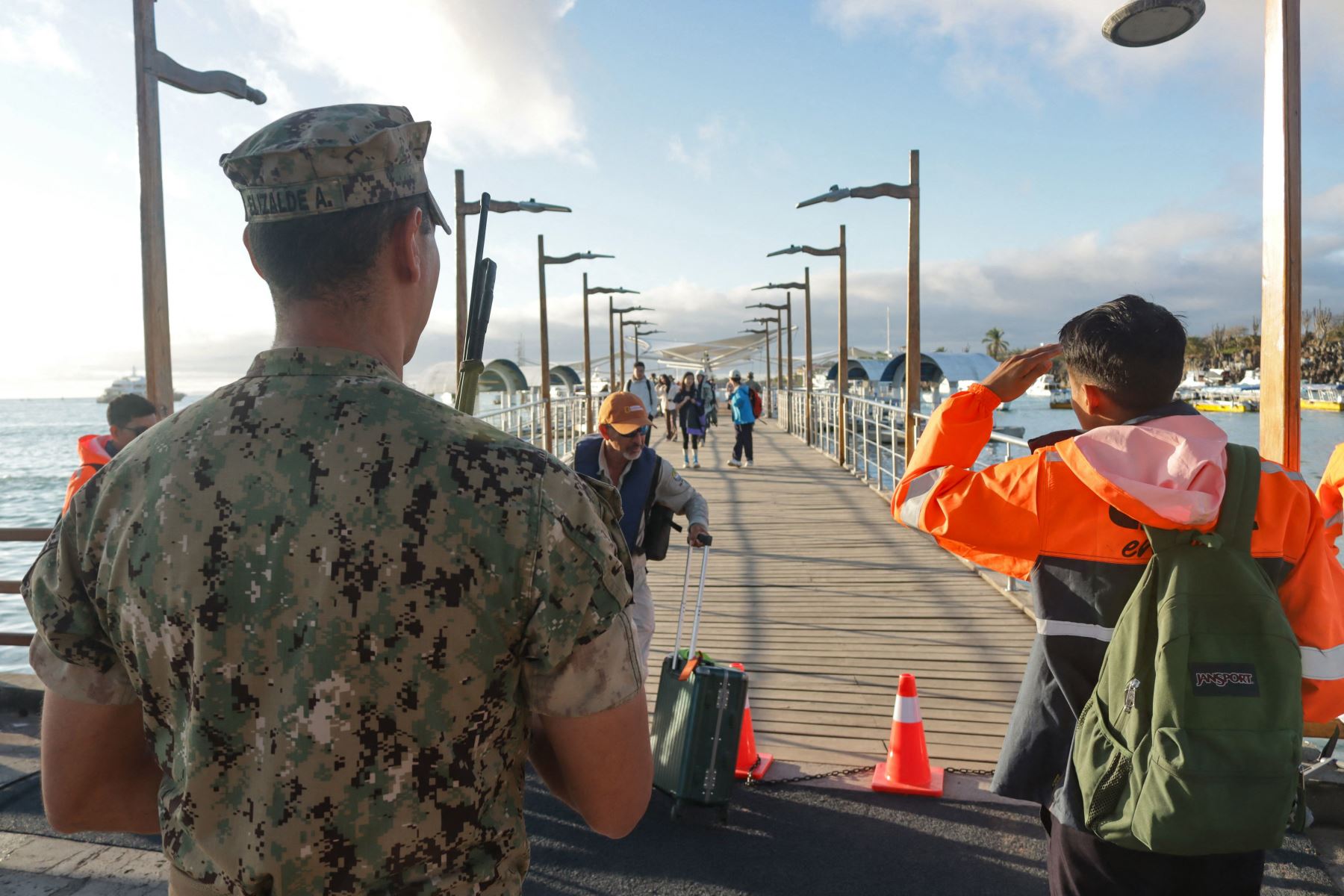 Personal de la Armada del Ecuador recibe a turistas que se encontraban a bordo de embarcaciones y fueron evacuados debido a una alerta de tsunami en Puerto Ayora, Isla Santa Cruz, Galápagos, Ecuador.
Foto: AFP