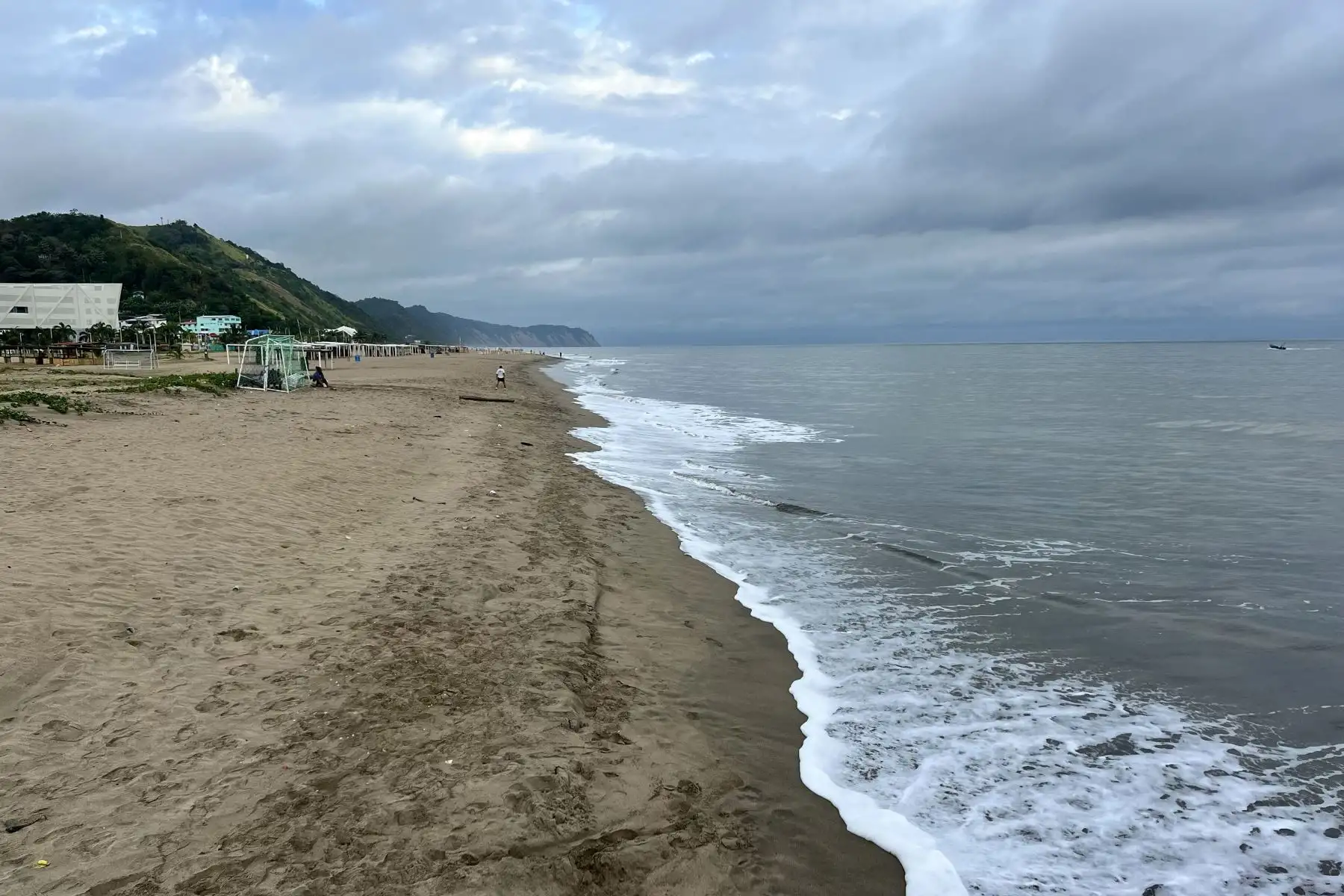 Vista general de la Playa Las Palmas antes de la posible llegada de un tsunami a Esmeraldas, Ecuador. Ecuador advirtió el martes sobre una alta probabilidad de tsunami en el país como resultado de un terremoto de magnitud 8,8 frente a las costas de Rusia, informó la Armada.
Foto: AFP