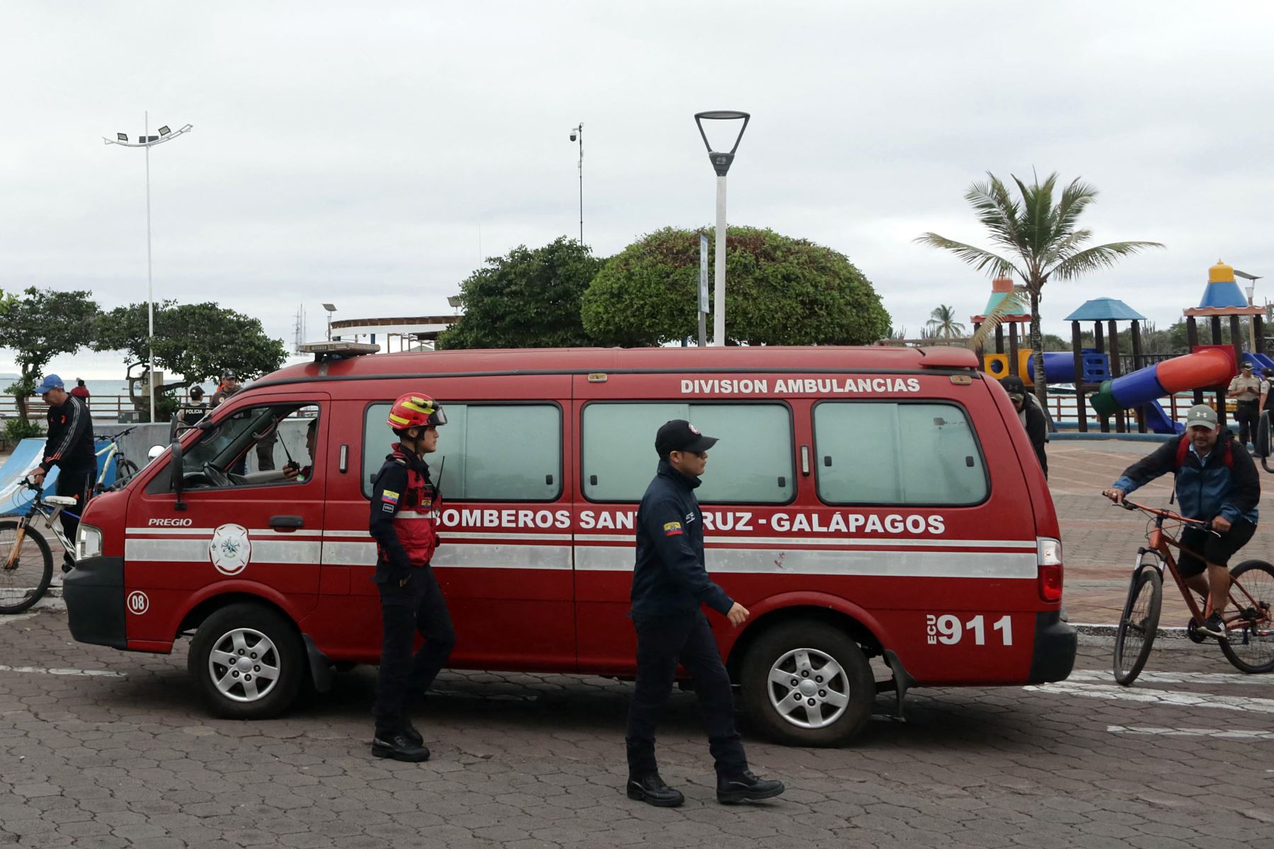 Bomberos permanecen en la zona del muelle durante una alerta de tsunami en Puerto Ayora, Isla Santa Cruz, Galápagos. Ecuador ordenó el martes la evacuación preventiva de playas, muelles y zonas bajas en las turísticas Islas Galápagos, a 1.000 km del continente, debido a una alerta de tsunami tras el terremoto de magnitud 8,8 registrado frente a la costa este de Rusia, informó la Secretaría de Riesgo.
Foto: AFP