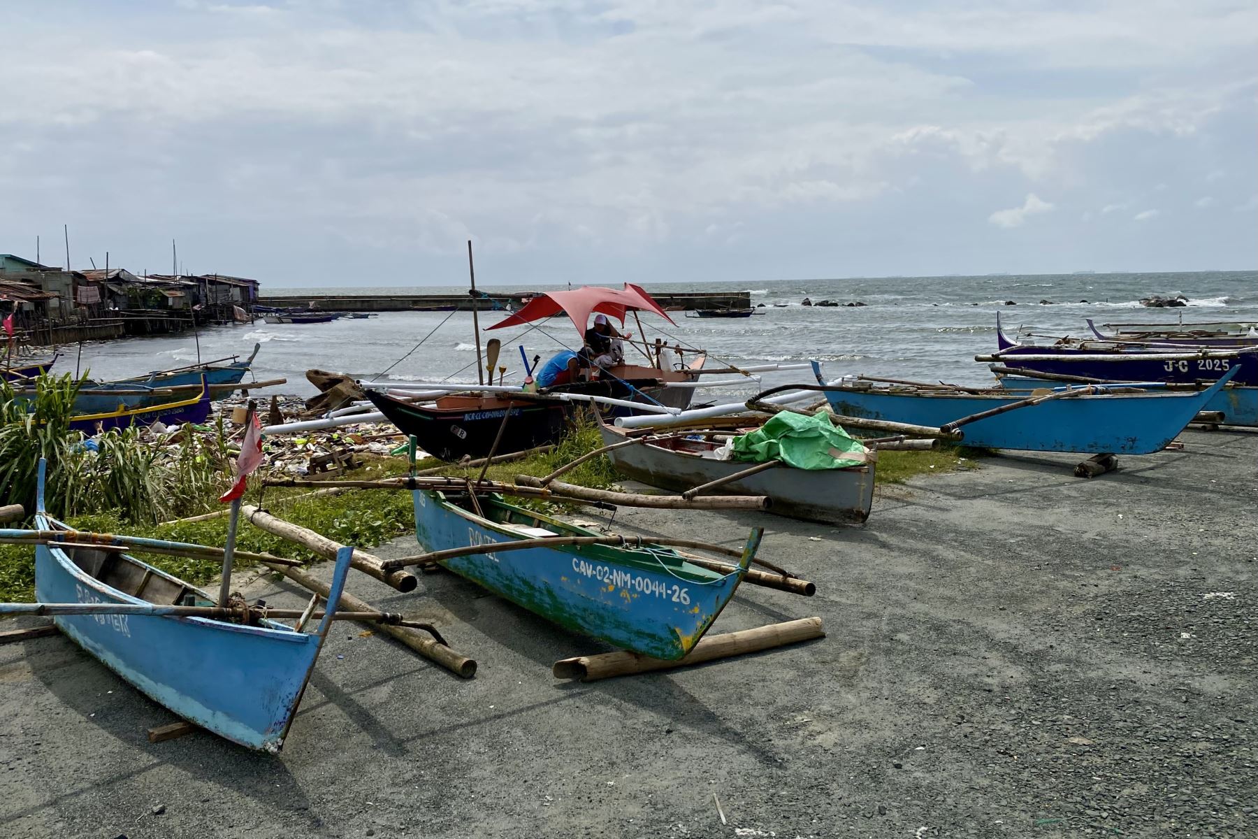 Barcos pesqueros de madera están asegurados en terreno elevado a lo largo de la costa en Cavite, Filipinas. El Instituto Filipino de Vulcanología y Sismología (Phivolcs) advirtió a las comunidades costeras del país frente al Océano Pacífico sobre posibles olas de tsunami causadas por un poderoso terremoto de magnitud 8,7 en Kamchatka, Rusia. 
Foto: EFE