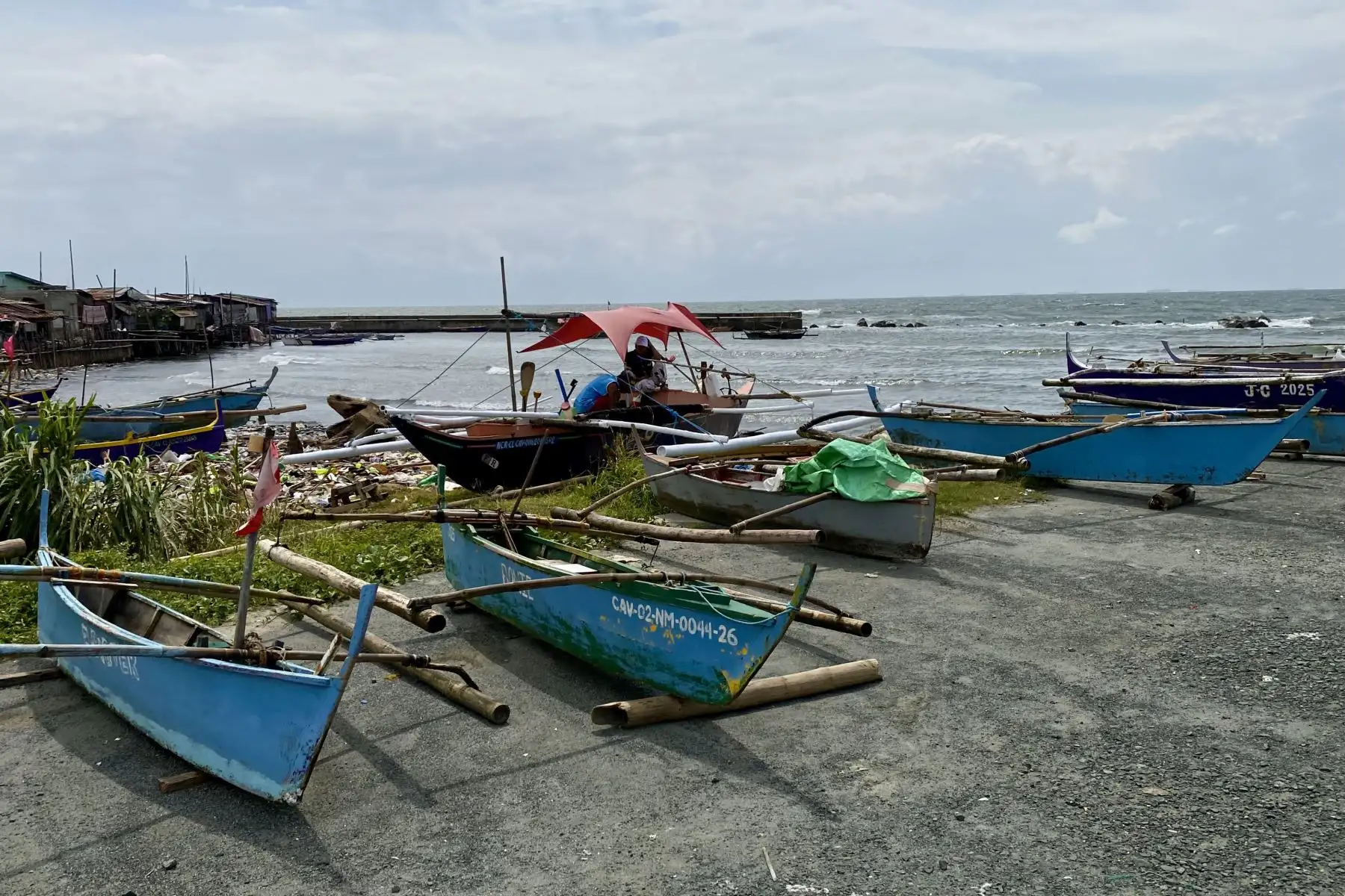 Barcos pesqueros de madera están asegurados en terreno elevado a lo largo de la costa en Cavite, Filipinas. El Instituto Filipino de Vulcanología y Sismología (Phivolcs) advirtió a las comunidades costeras del país frente al Océano Pacífico sobre posibles olas de tsunami causadas por un poderoso terremoto de magnitud 8,7 en Kamchatka, Rusia. 
Foto: EFE