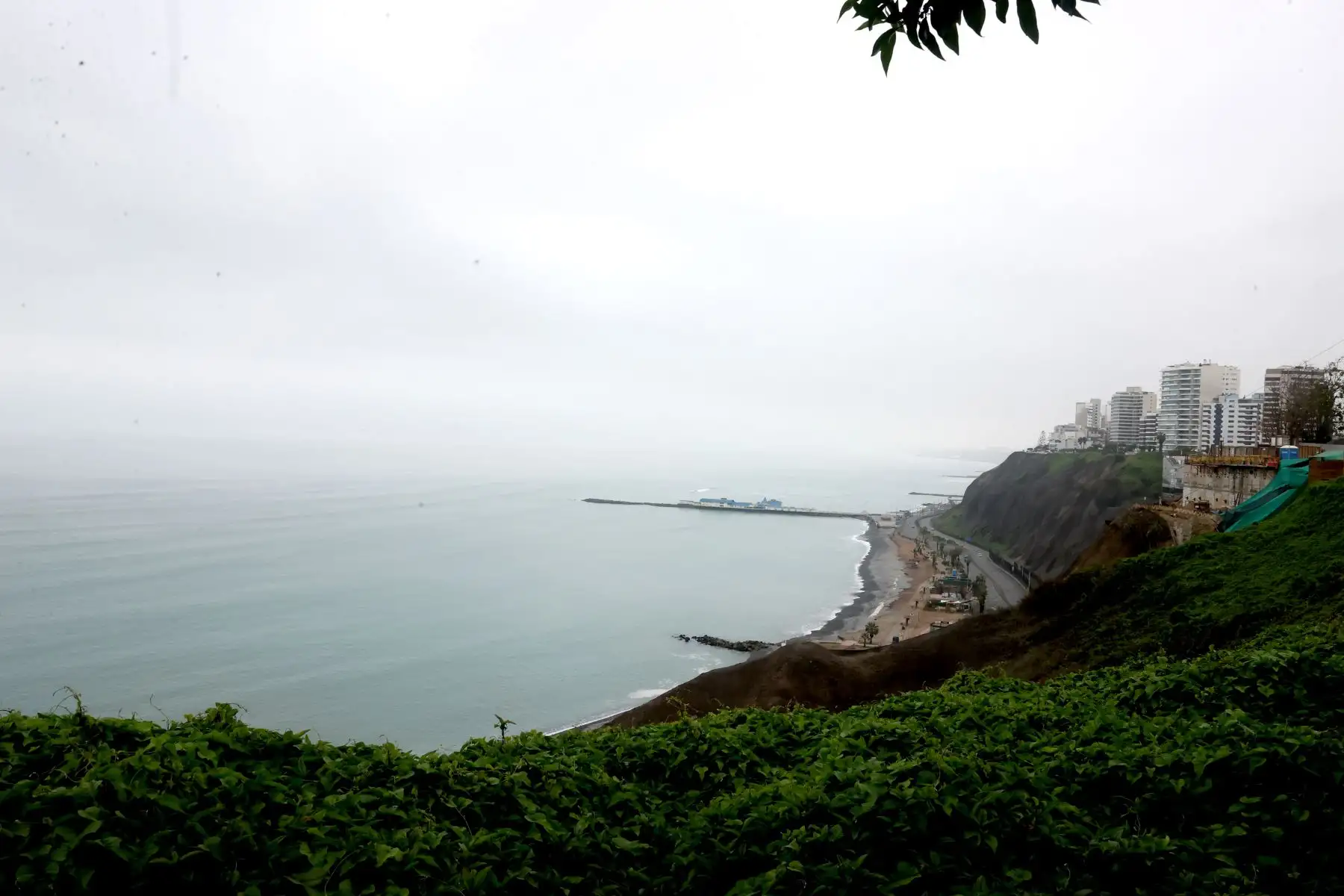 Alerta de tsunami en la costa peruana tras el terremoto de 8.7 grados ocurrido ayer en Kamchatka Rusia. Vista del litoral Limeño, vista desde el distrito de Miraflores. Foto: ANDINA/Melina Mejía