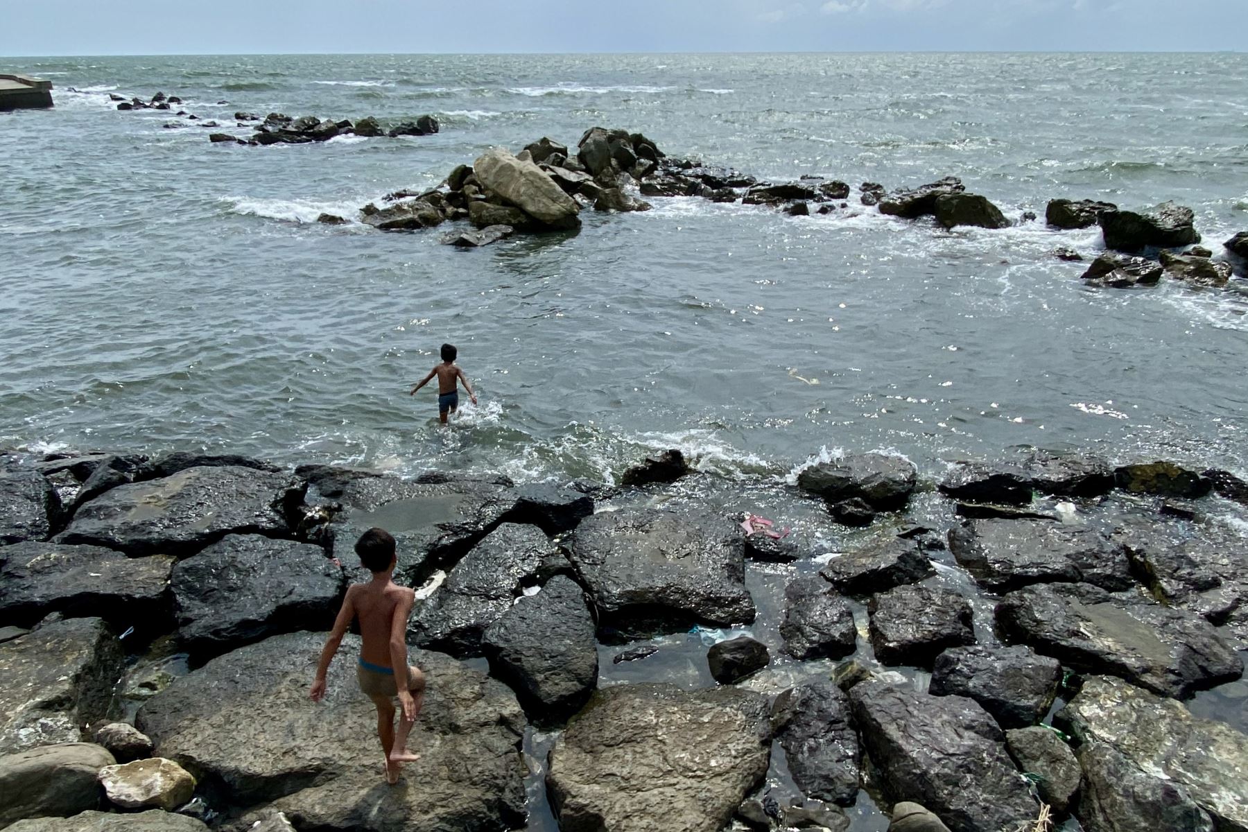 Niños retozan a lo largo de la costa en Cavite, Filipinas. El Instituto Filipino de Vulcanología y Sismología (Phivolcs) advirtió a las comunidades costeras del país frente al Océano Pacífico sobre posibles olas de tsunami causadas por un poderoso terremoto de magnitud 8,7 en Kamchatka, Rusia. 
Foto: EFE