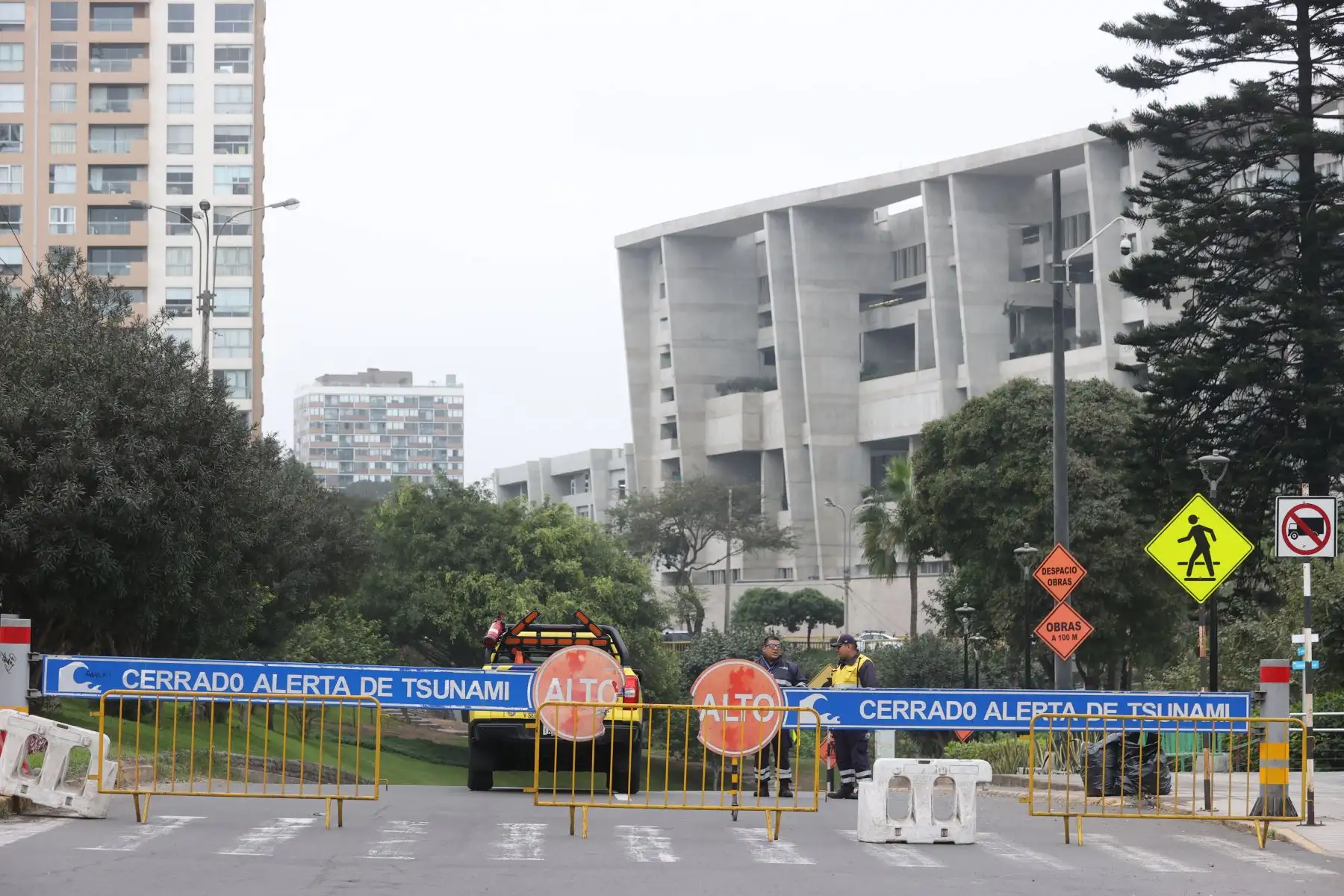 Municipalidad de Miraflores cierra entrada a la Costa Verde en prevención por la alerta de tsunami tras el terremoto de 8.7 grados ocurrido ayer en Kamchatka Rusia. Foto: ANDINA/Melina Mejía