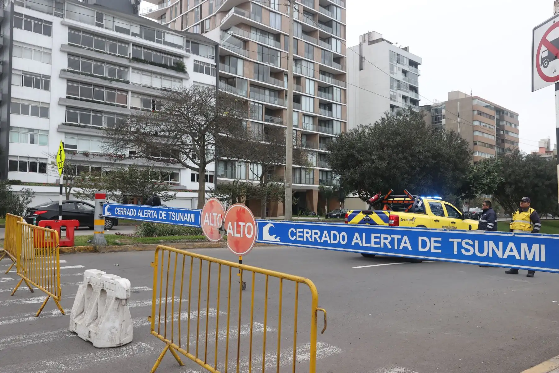 Municipalidad de Miraflores cierra entrada a la Costa Verde en prevención por la alerta de tsunami tras el terremoto de 8.7 grados ocurrido ayer en Kamchatka Rusia. Foto: ANDINA/Melina Mejía