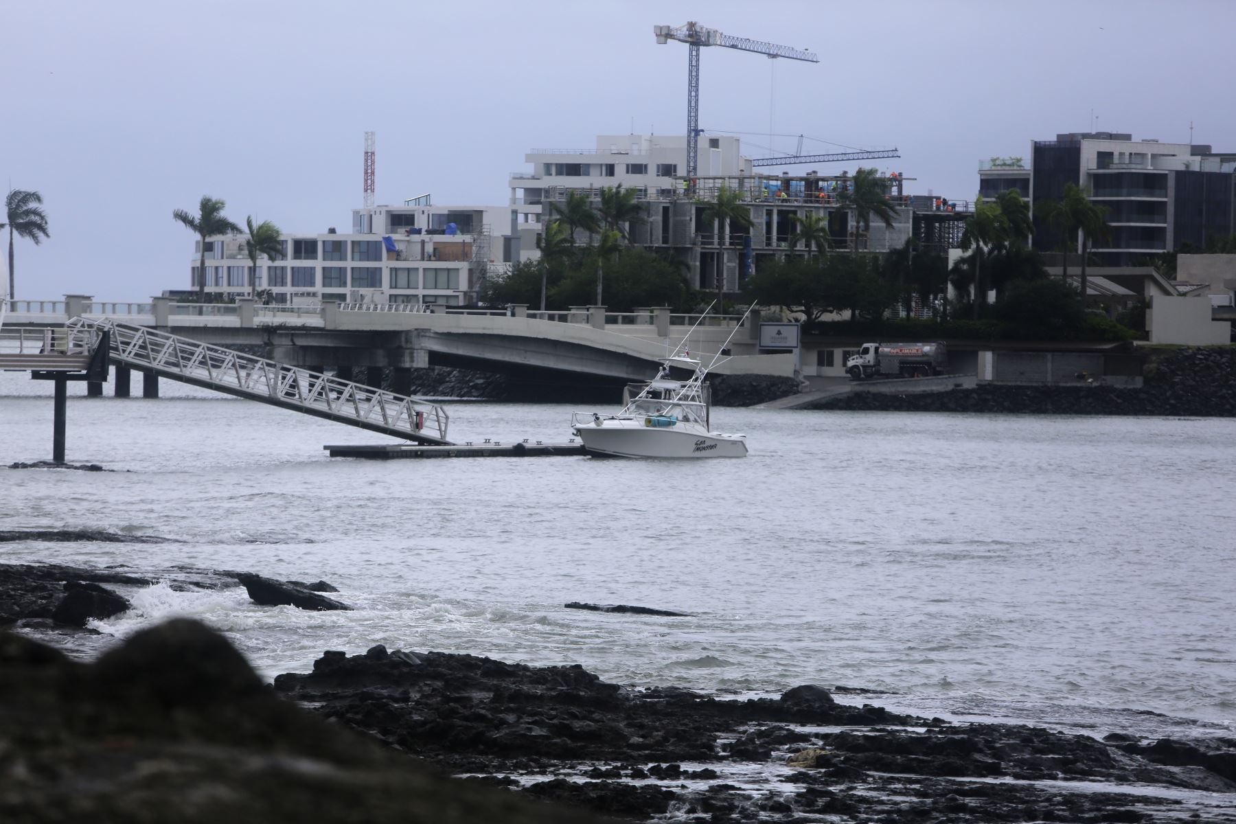 Fotografía del oleaje en la bahía de Panamá este miércoles, en Ciudad de Panamá . Centroamérica mantiene una "alerta de vigilancia por la posible llegada de olas de entre 30 centímetros y un metro de altura", tras el potente sismo registrado el martes en la región rusa de Kamchatka, en el Pacífico Norte, informó este miércoles el Instituto de Geociencias de la Universidad de Panamá.
Foto: EFE
