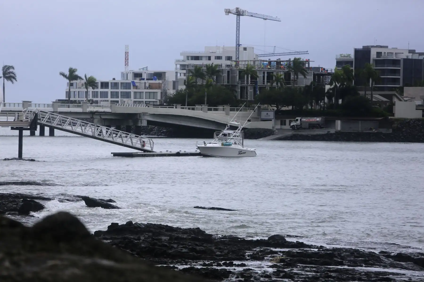 Fotografía del oleaje en la bahía de Panamá este miércoles, en Ciudad de Panamá . Centroamérica mantiene una "alerta de vigilancia por la posible llegada de olas de entre 30 centímetros y un metro de altura", tras el potente sismo registrado el martes en la región rusa de Kamchatka, en el Pacífico Norte, informó este miércoles el Instituto de Geociencias de la Universidad de Panamá.
Foto: EFE
