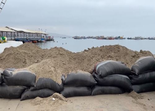 En Paracas se dispuso la colocación de sacos de arena como barrera de seguridad ante la llegada del tren de olas por el terremoto de magnitud 8.8 en Rusia.