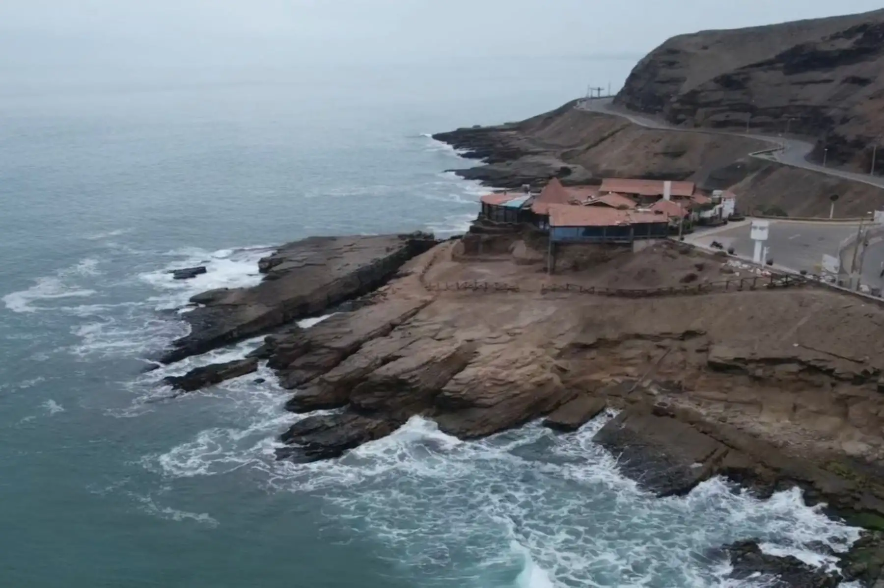 La Municipalidad de Chorrillos, cierra del acceso a playa Agua Dulce (bajada) y el acceso a playa La Herradura La medida aplica desde este momento hasta nueva disposición de las autoridades pertinentes.  Foto: ANDINA/ Municipalidad de Chorrillos