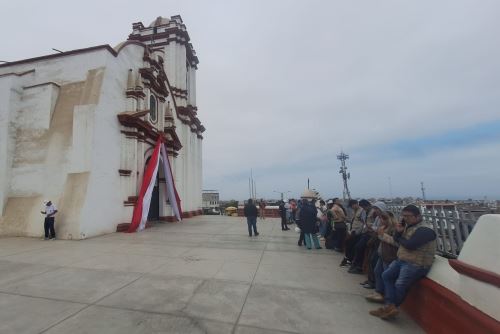Decenas de pobladores  de Huanchaco fueron evacuados al Santuario de la Virgen Candelaria del Socorro, en la parte alta del distrito a la espera del tren de olas originadas por el terremoto de magnitud 8.8 en Rusia. Foto: Luis Puell