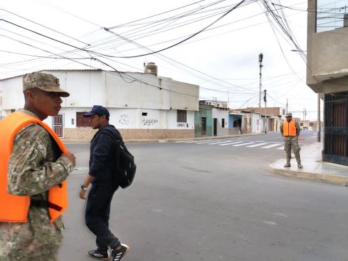 Miembros del Ejército del Perú participaron en el distrito de Pimentel, en Lambayeque, de las labores de prevención y emergencia ante la alerta de tsunami emitida por la Marina de Guerra del Perú tras el sismo de magnitud 8.8 en Rusia. ANDINA/Difusión